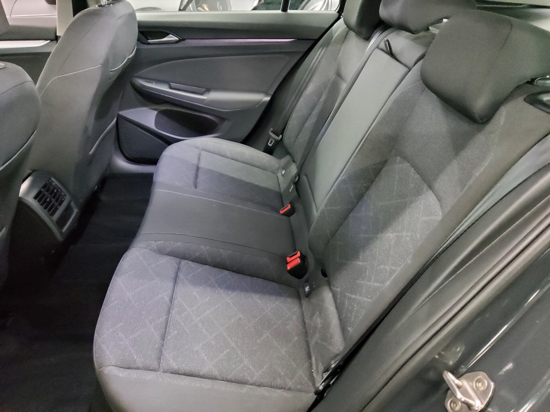 Volkswagen Golf-8 Var. 2.0 TDI Life Navi LED DC AHK Shz PDC 13