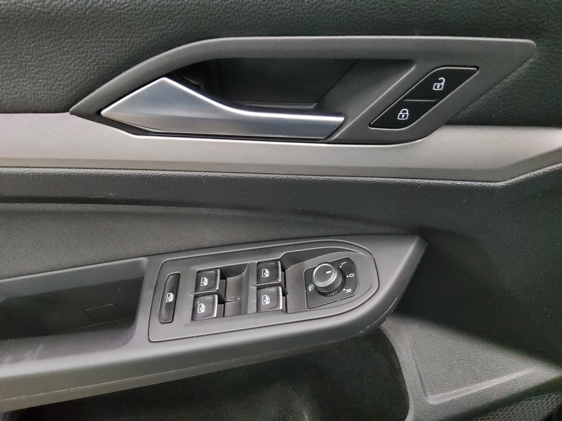 Volkswagen Golf-8 Var. 2.0 TDI Life Navi LED DC AHK Shz PDC 10