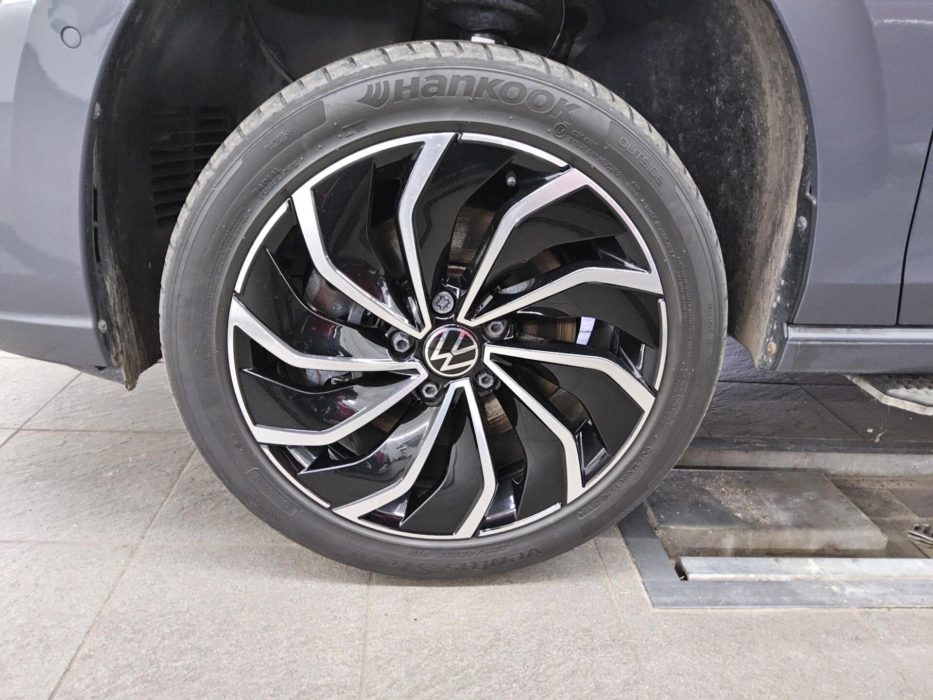 Volkswagen Golf-8 Var. 2.0 TDI Active Navi IQ.Light Pano DC 11