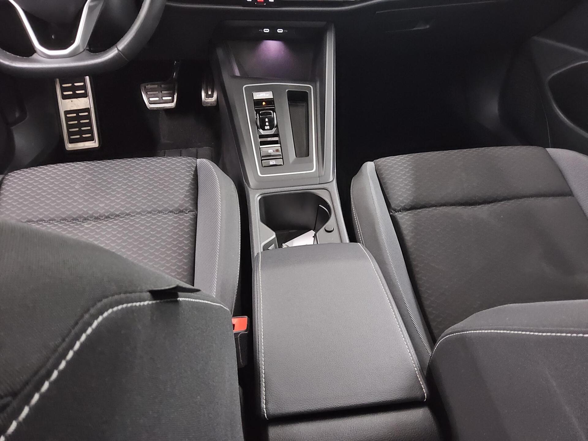 Volkswagen Golf-8 Var. 2.0 TDI Active Navi IQ.Light Pano DC 6