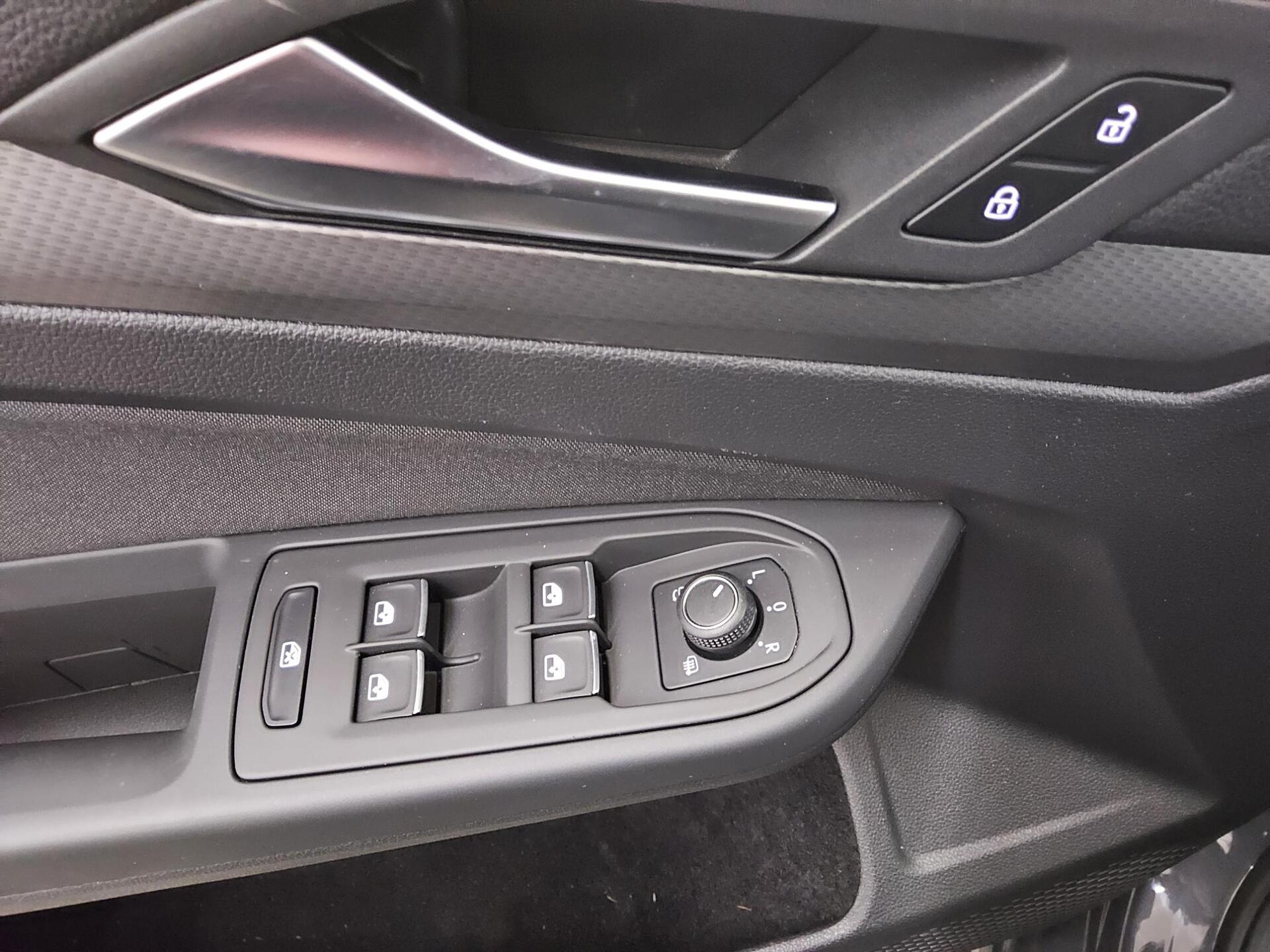 Volkswagen Golf-8 Var. 2.0 TDI Active Navi IQ.Light Pano DC 10