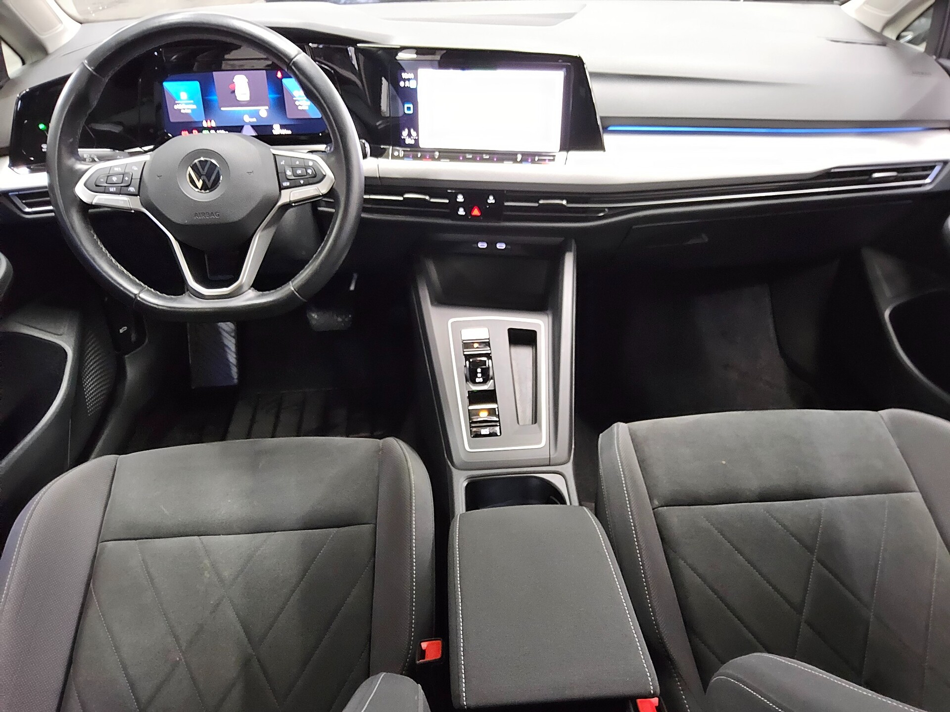 Volkswagen Golf-8 Var. 2.0 TDI Life Navi LED DC ACC PDC Shz 5