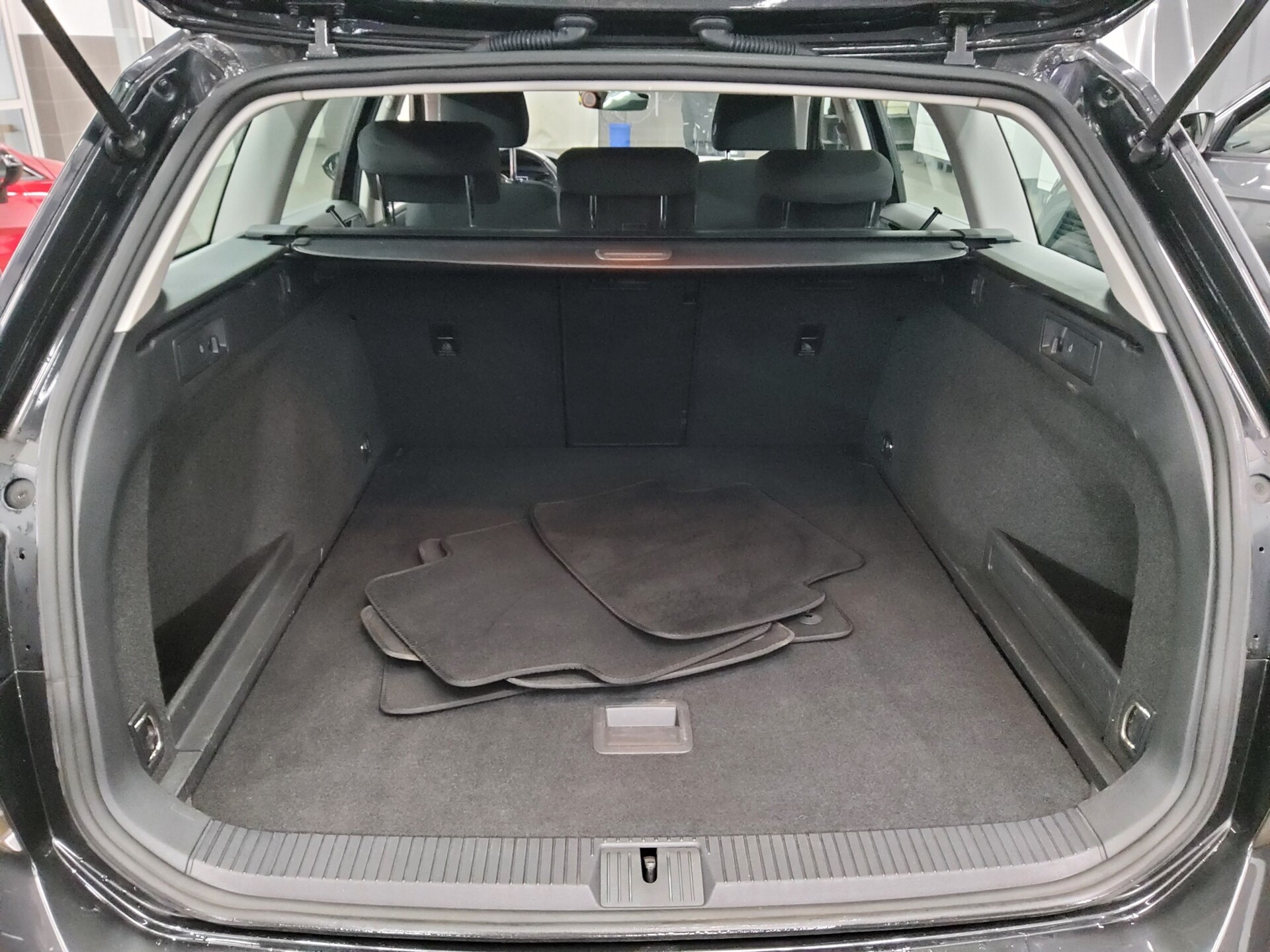 Volkswagen Passat Var. 2.0 TDI Navi LED RfK ACC Shz PDC BT 11