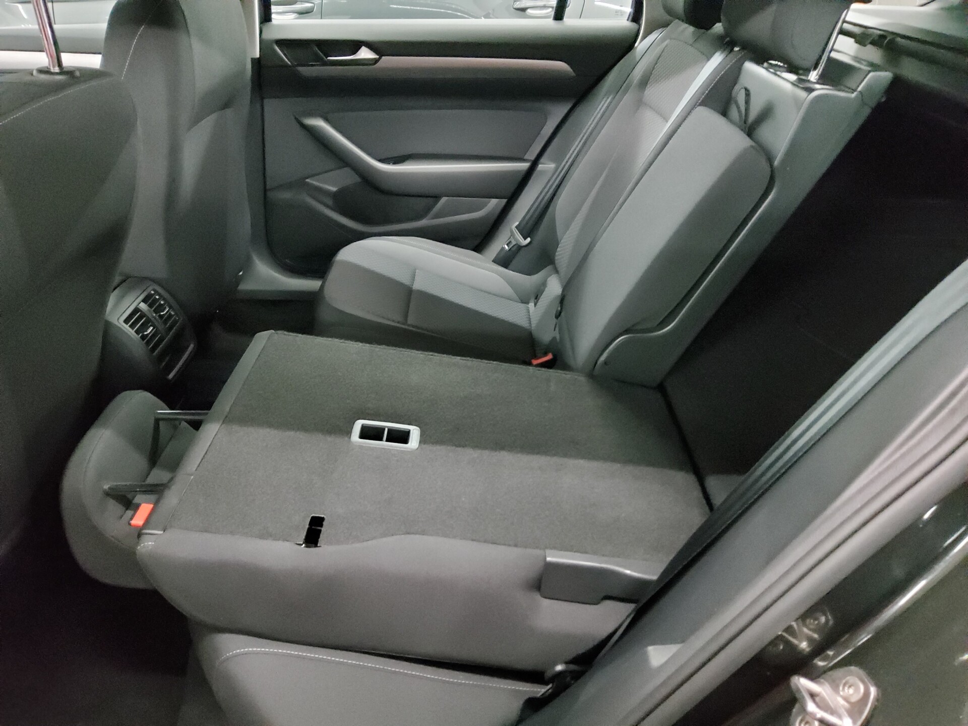 Volkswagen Passat Var. 2.0 TDI Navi LED RfK ACC Shz PDC BT 12