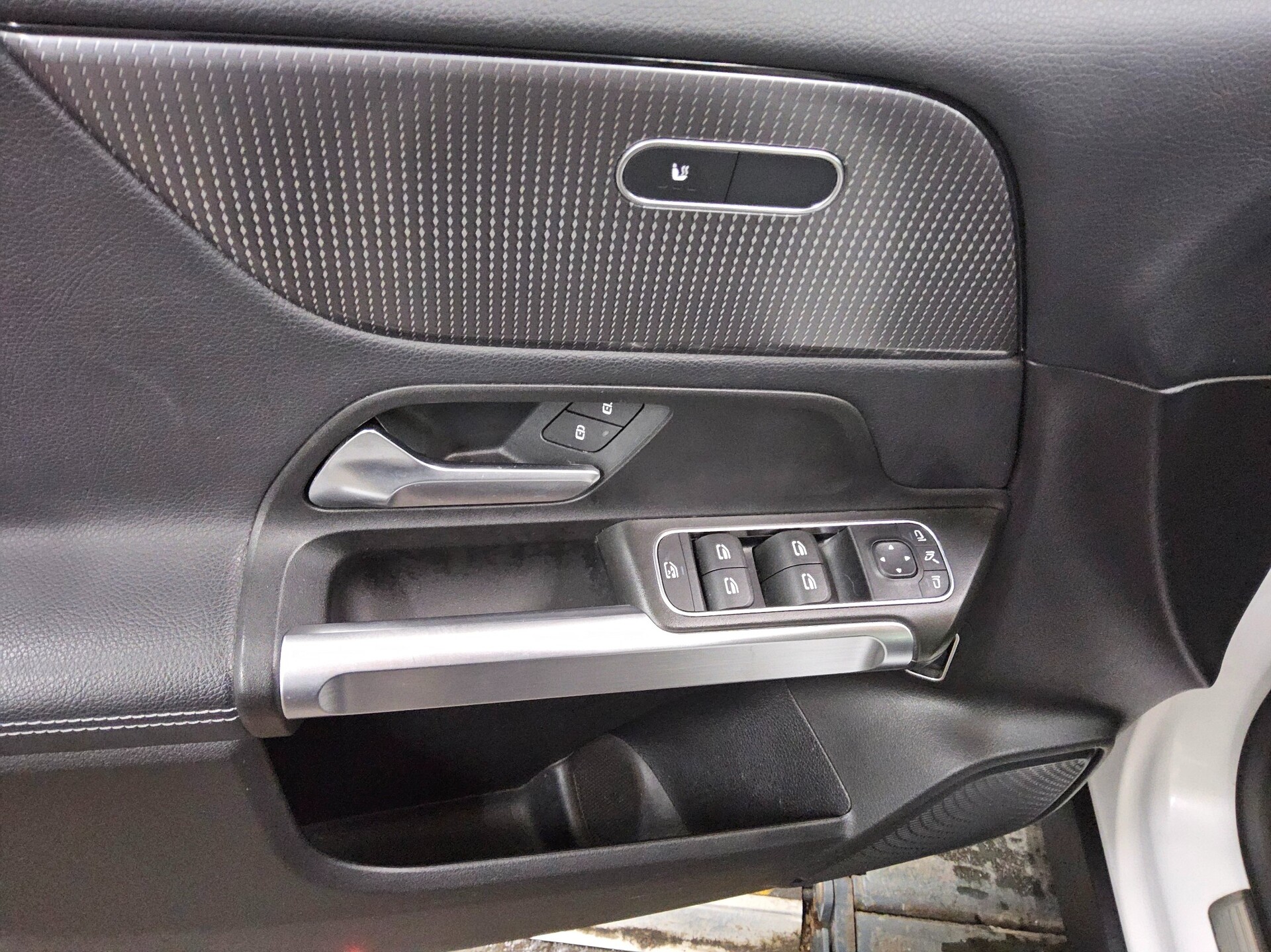 Mercedes-Benz GLB 220 d Progressive AHK Navi LED Distr.+ RFK 10