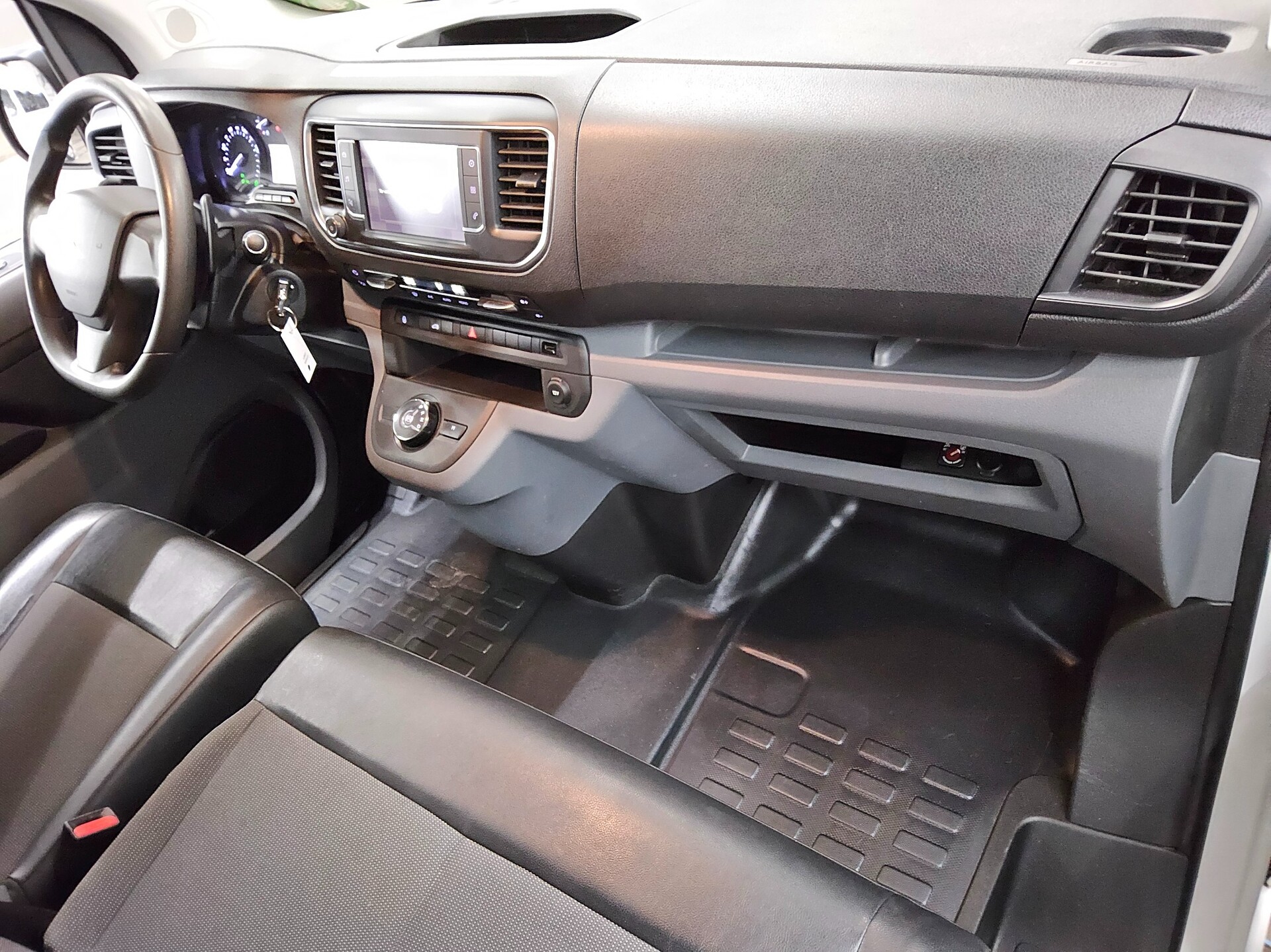 Citroën Jumpy 2.0 HDi L3H1 T-Leder Navi AHK Sthzg Regale 5