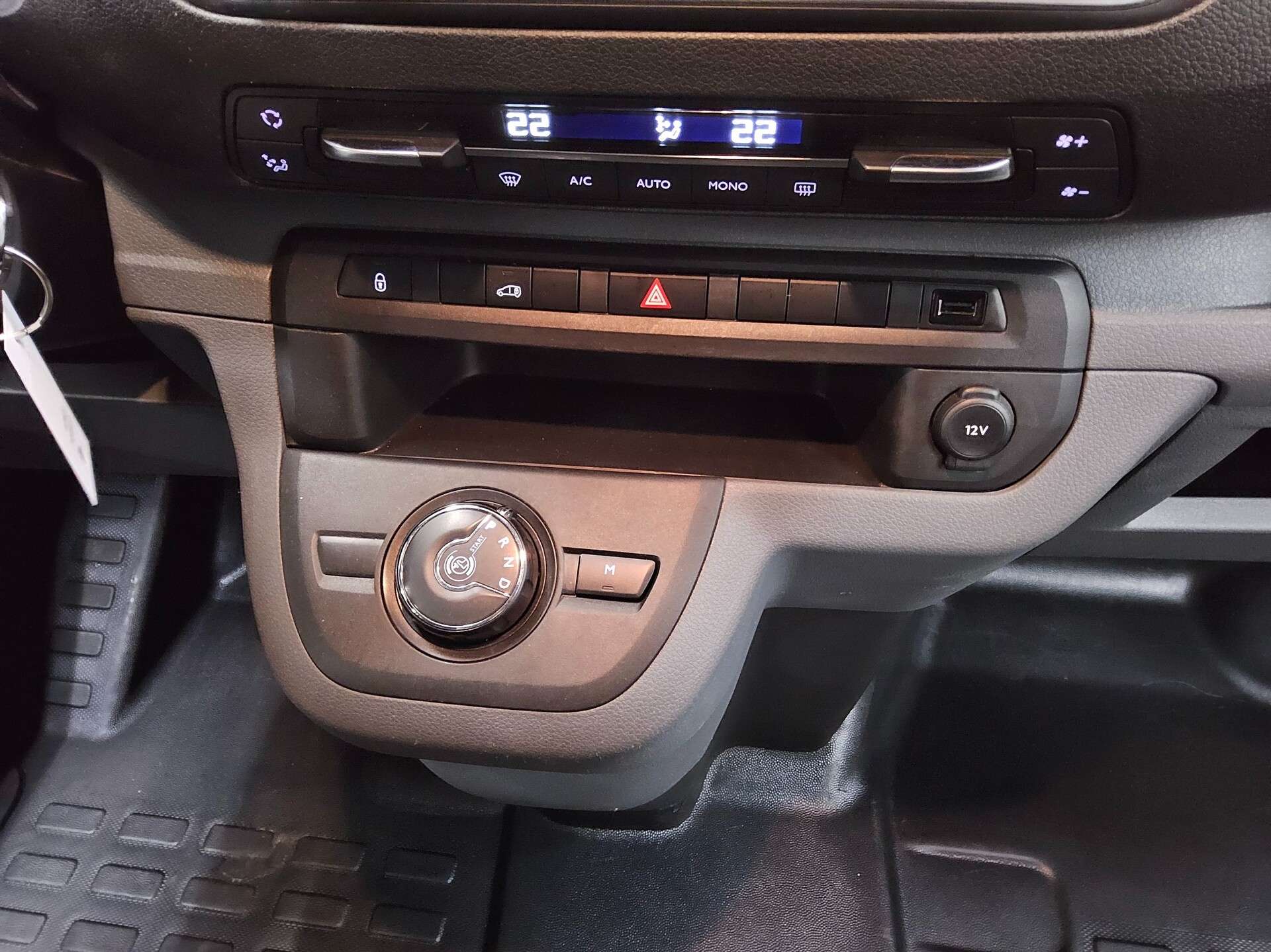 Citroën Jumpy 2.0 HDi L3H1 T-Leder Navi AHK Sthzg Regale 6