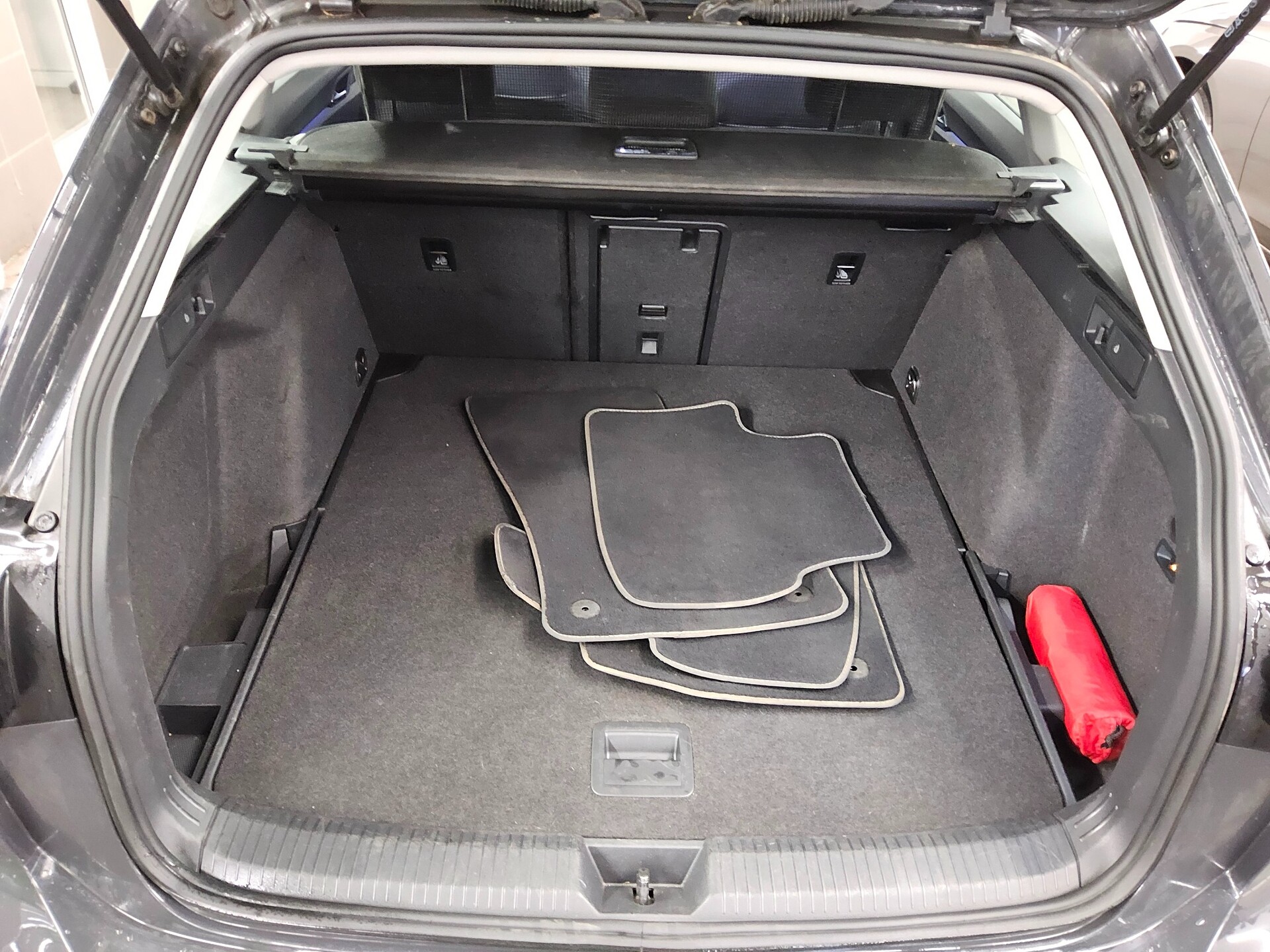 Volkswagen Golf-8 Var. 2.0 TDI Life Navi LED DC AHK RfK Shz 12