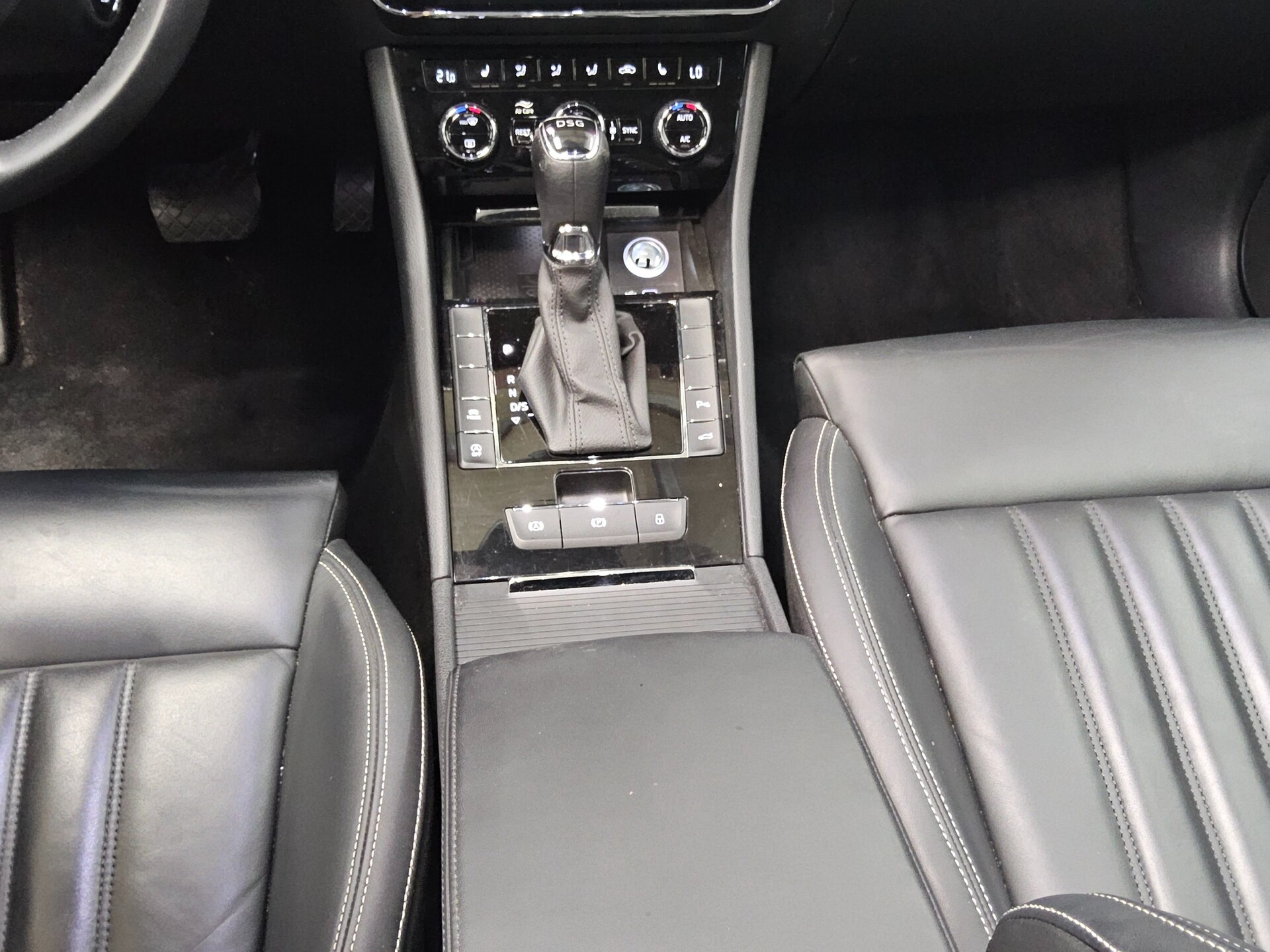 Skoda Superb Kombi 2.0 TDI L&K Leder Navi LED vc Pano 6