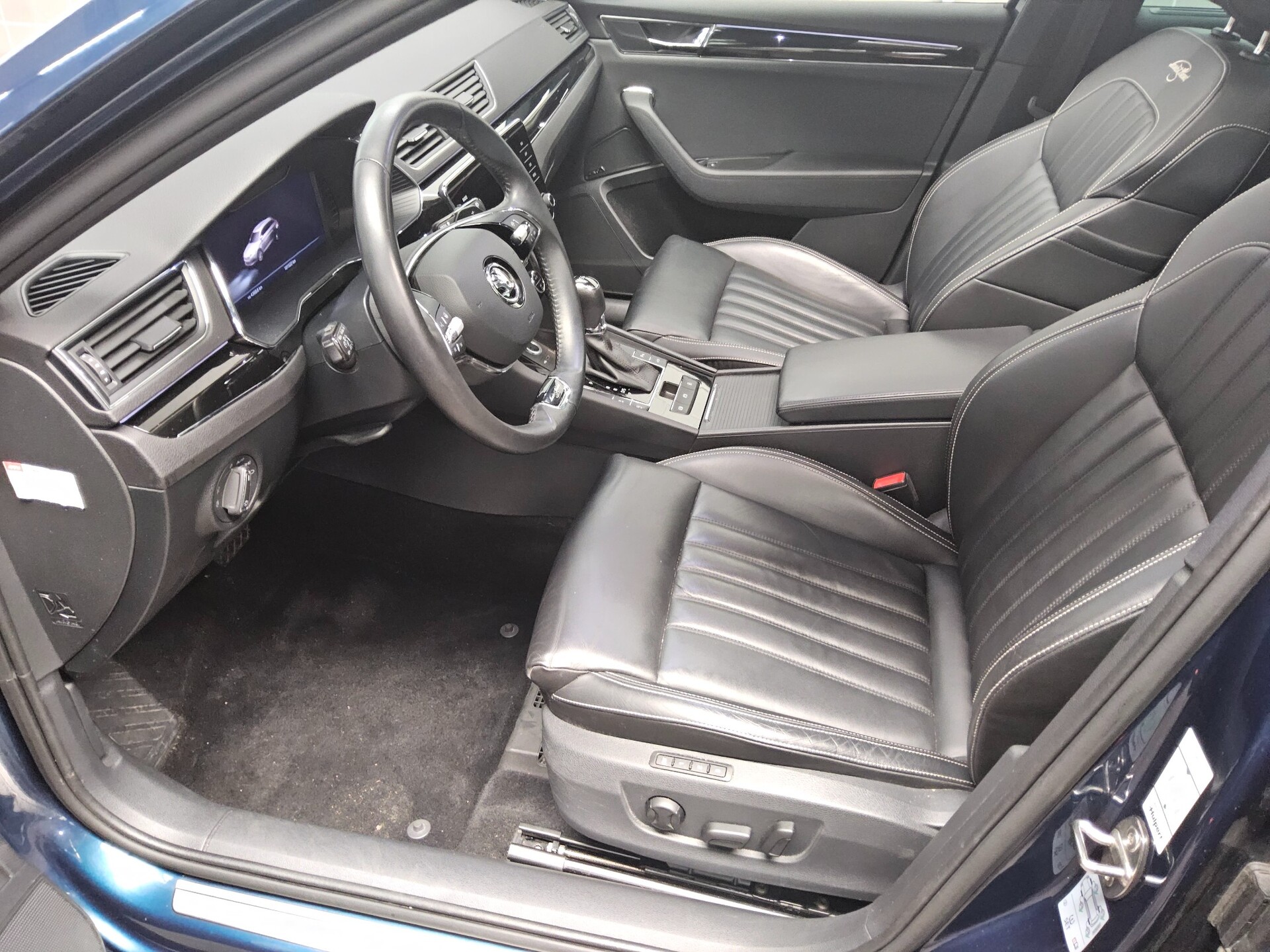 Skoda Superb Kombi 2.0 TDI L&K Leder Navi LED vc Pano 9