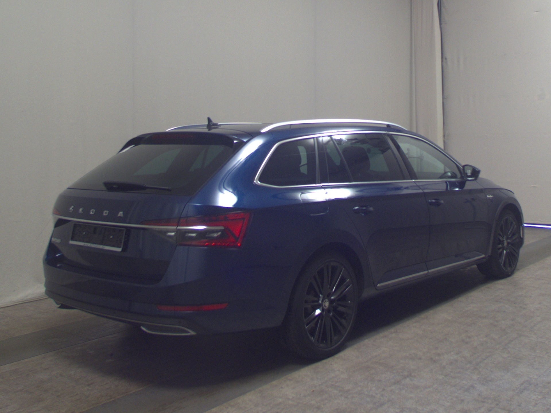 Skoda Superb Kombi 2.0 TDI L&K Leder Navi LED vc Pano 4