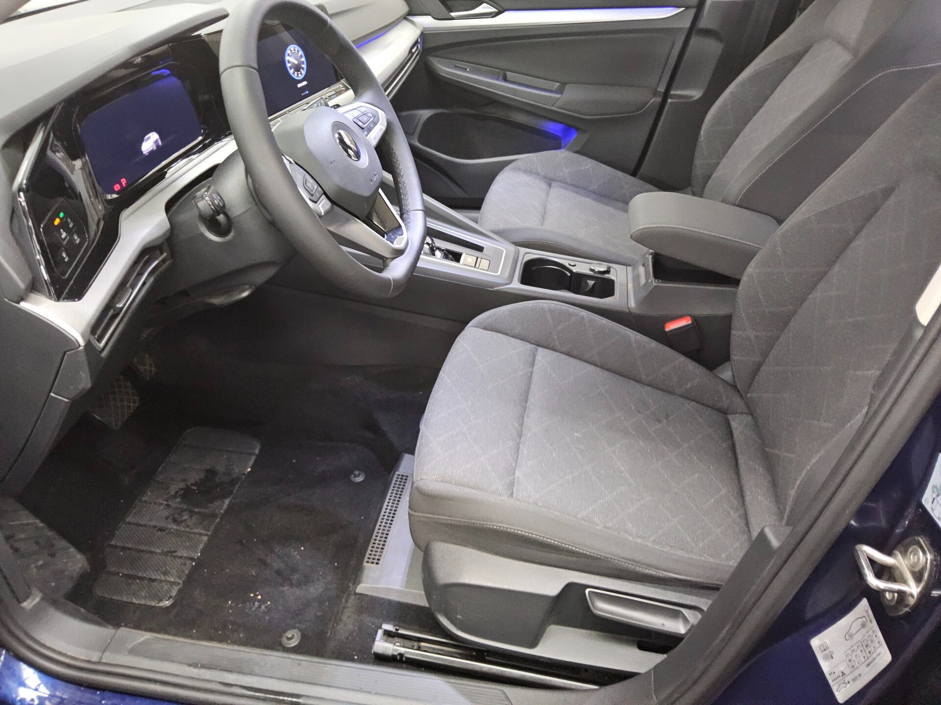 Volkswagen Golf-8 1.0 eTSI Life Navi LED AID Shz PDC 9