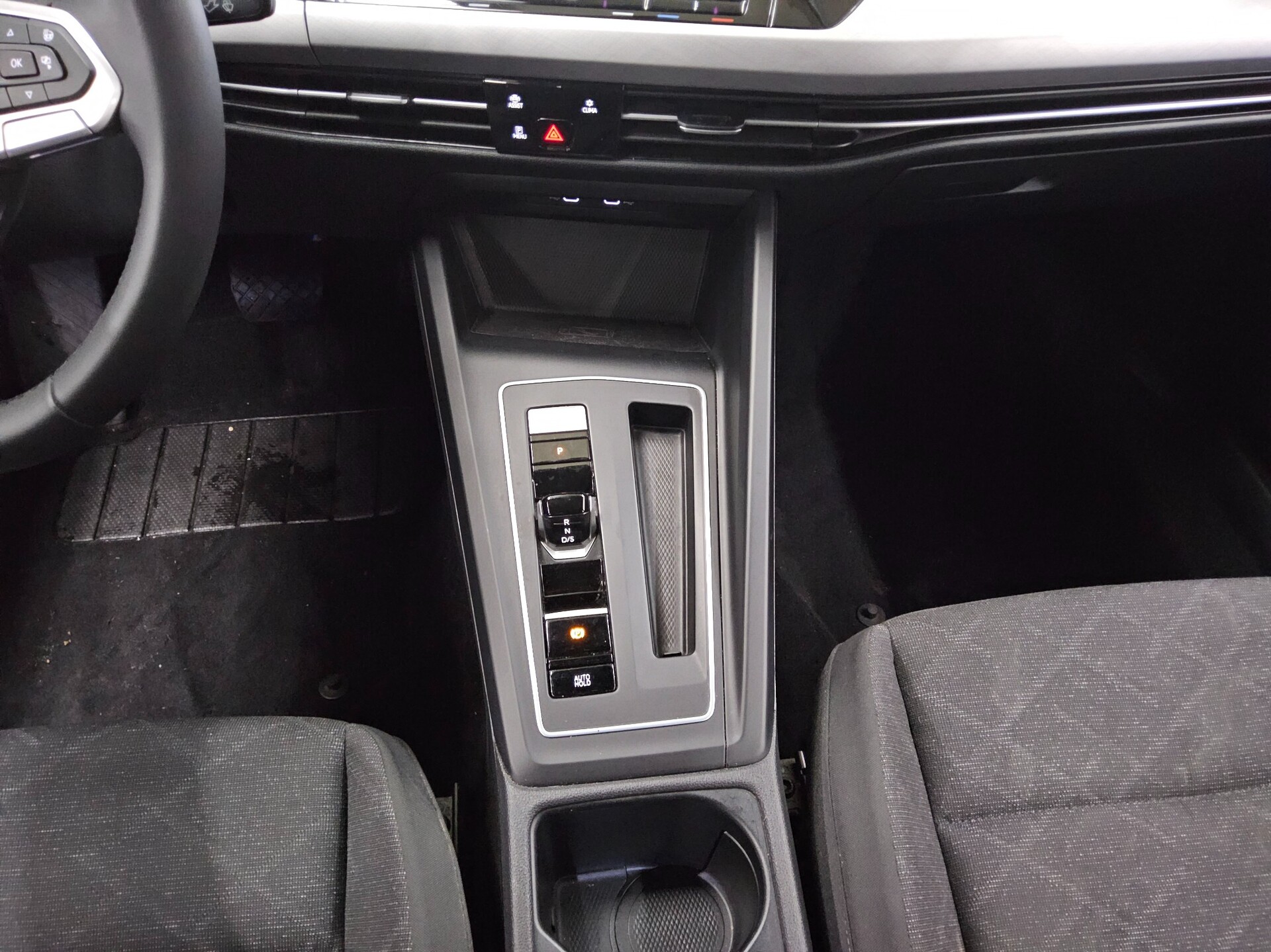 Volkswagen Golf-8 1.0 eTSI Life Navi LED AID Shz PDC 6