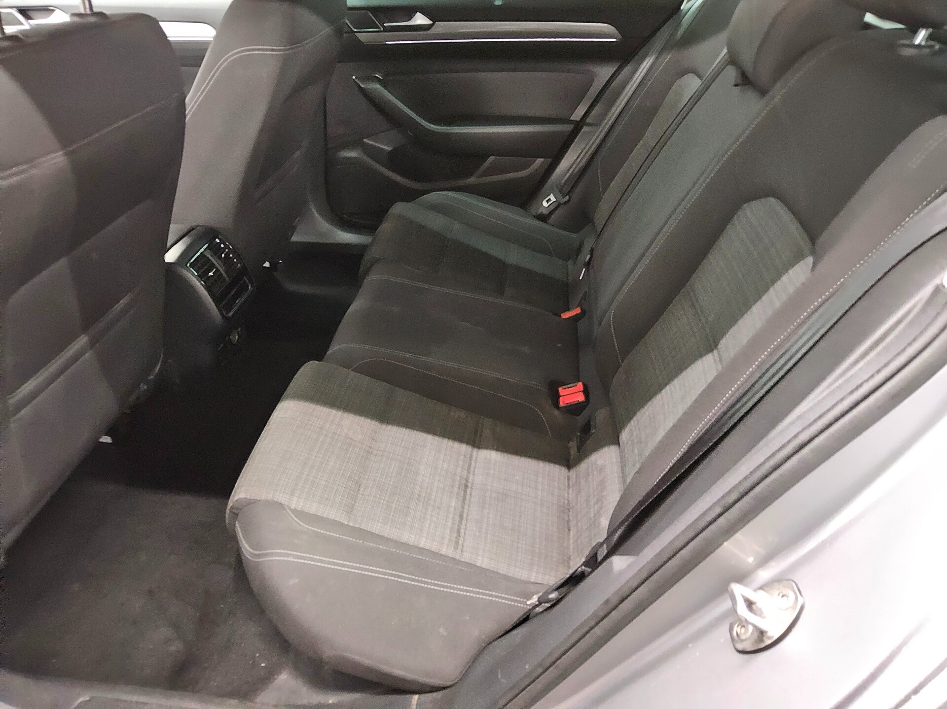 Volkswagen Passat Var. 2.0 TDI Business Navi LED ACC StHzg 13