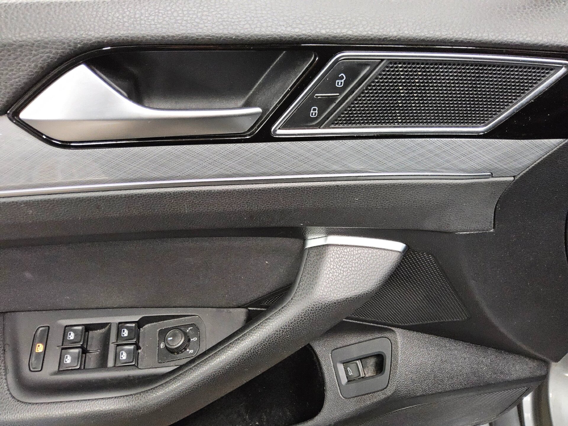 Volkswagen Passat Var. 2.0 TDI Business Navi LED ACC StHzg 9