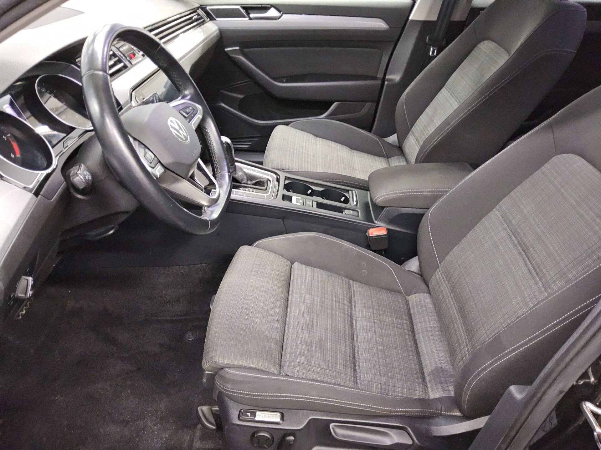 Volkswagen Passat Var. 2.0 TDI Business Navi LED AHK RfK 8