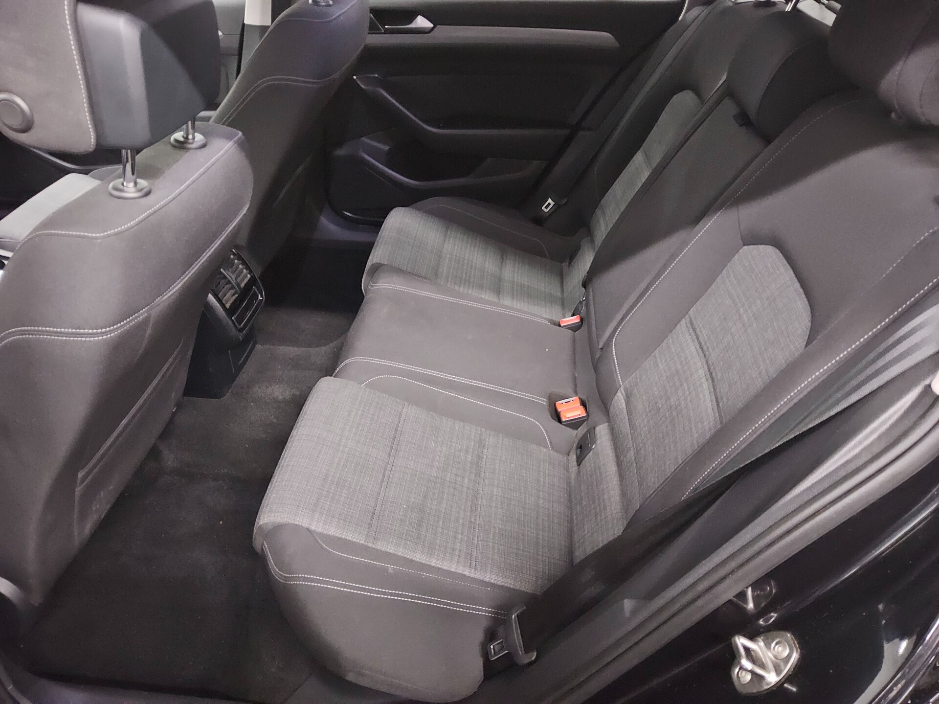 Volkswagen Passat Var. 2.0 TDI Business Navi LED AHK RfK 13