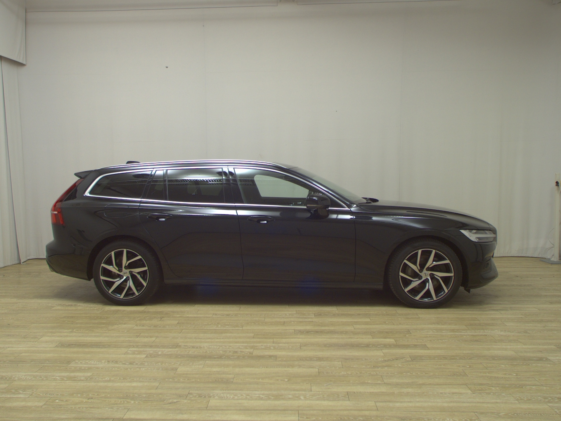 Volvo V60 D4 AWD Momentum Pro Leder Navi LED Pano HuD