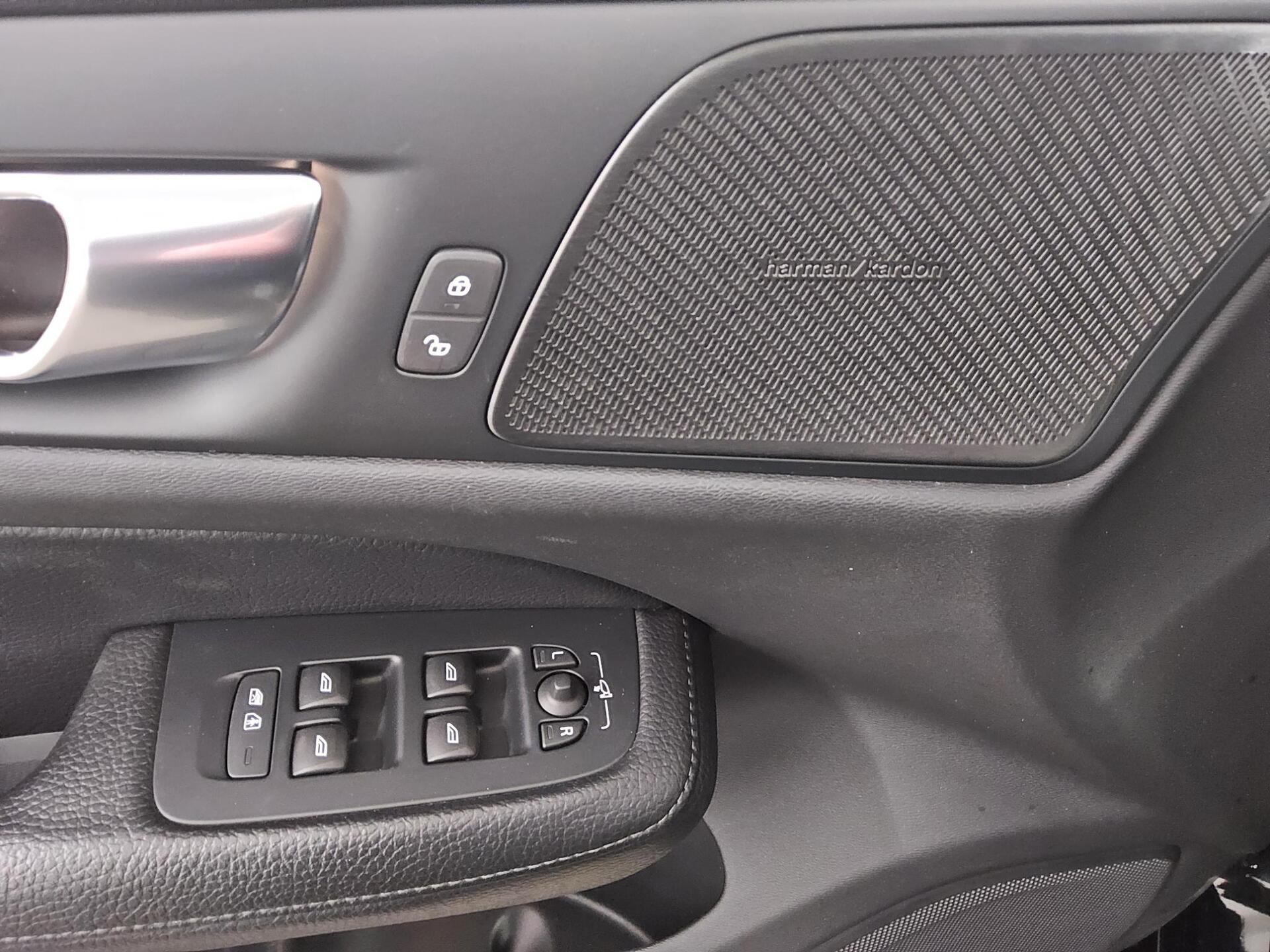 Volvo V60 D4 AWD Momentum Pro Leder Navi LED Pano HuD 10