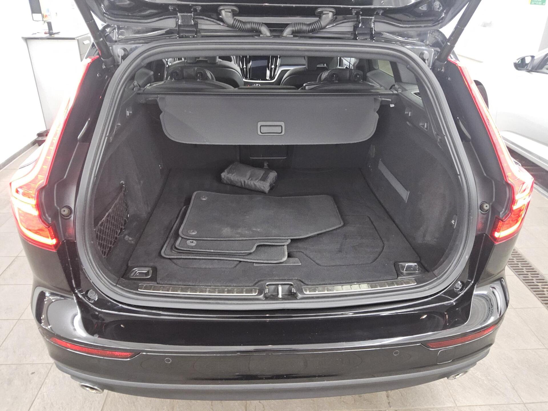 Volvo V60 D4 AWD Momentum Pro Leder Navi LED Pano HuD 13