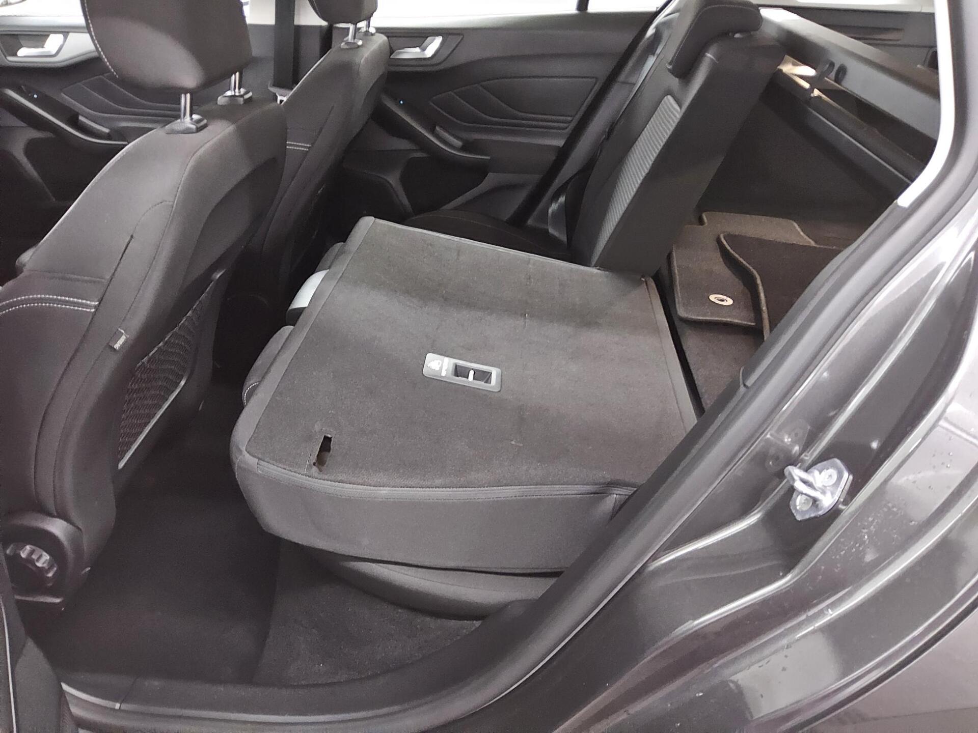 Ford Focus Turnier 1.0 EB Titanium Navi LED PDC Shz 12