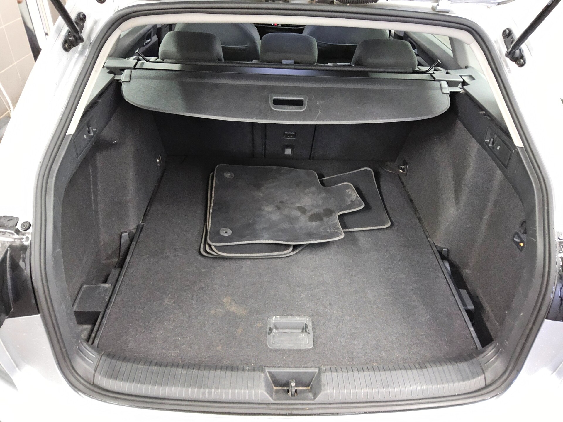 Volkswagen Golf-8 Var. 2.0 TDI Life Navi LED DC ACC AHK PDC 12