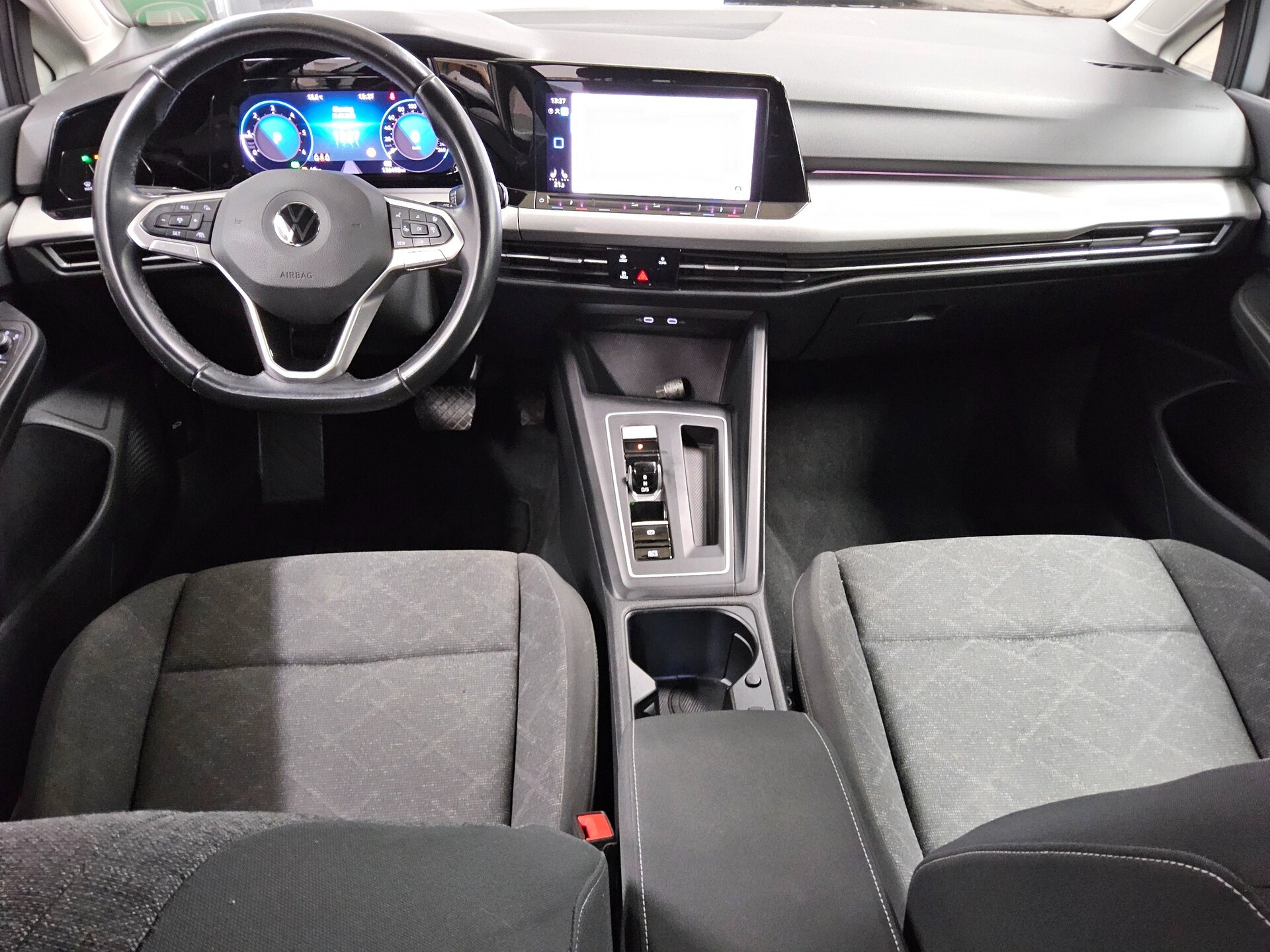 Volkswagen Golf-8 Var. 2.0 TDI Life Navi LED DC ACC AHK PDC 5