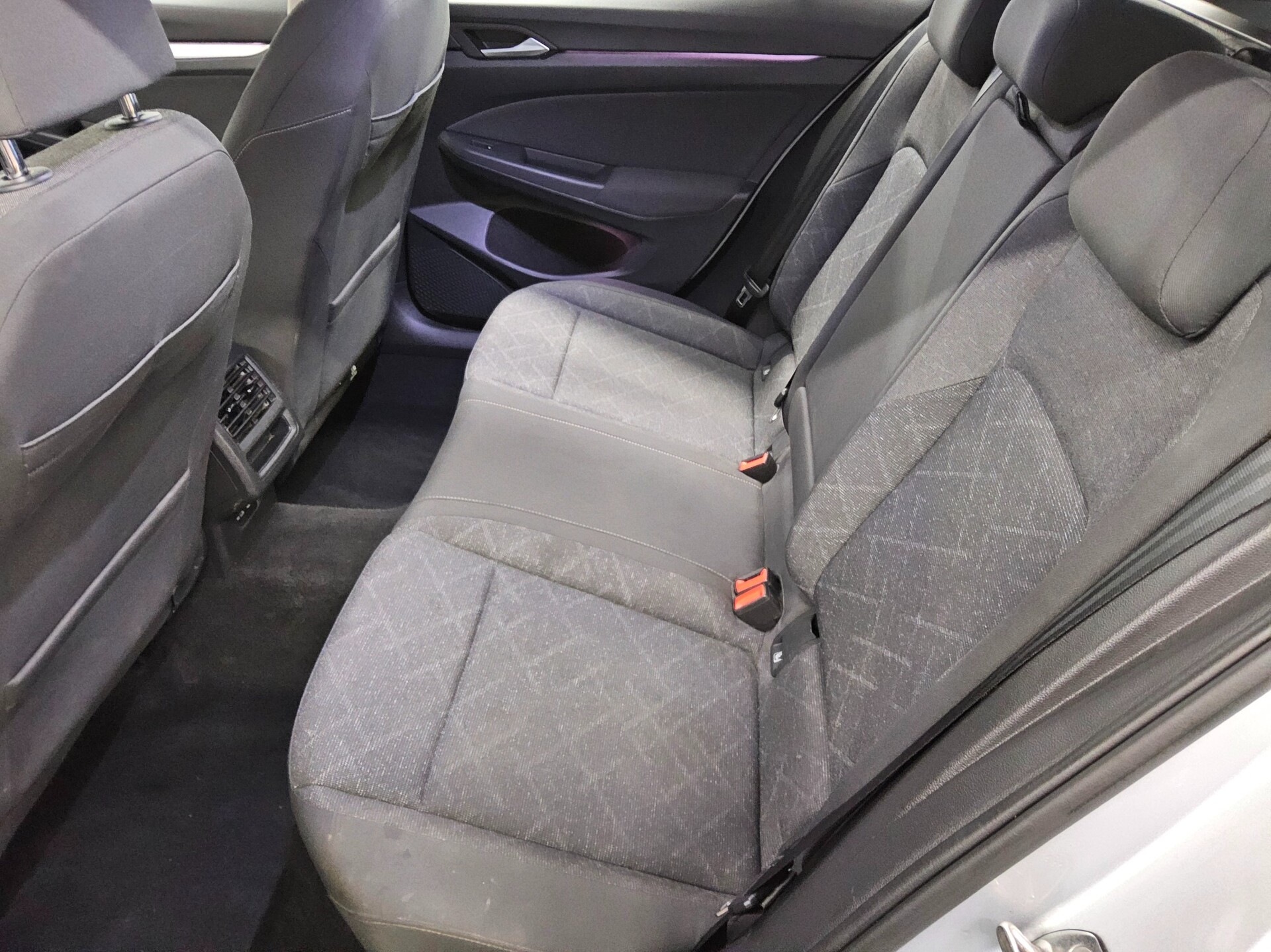 Volkswagen Golf-8 Var. 2.0 TDI Life Navi LED DC ACC AHK PDC 13