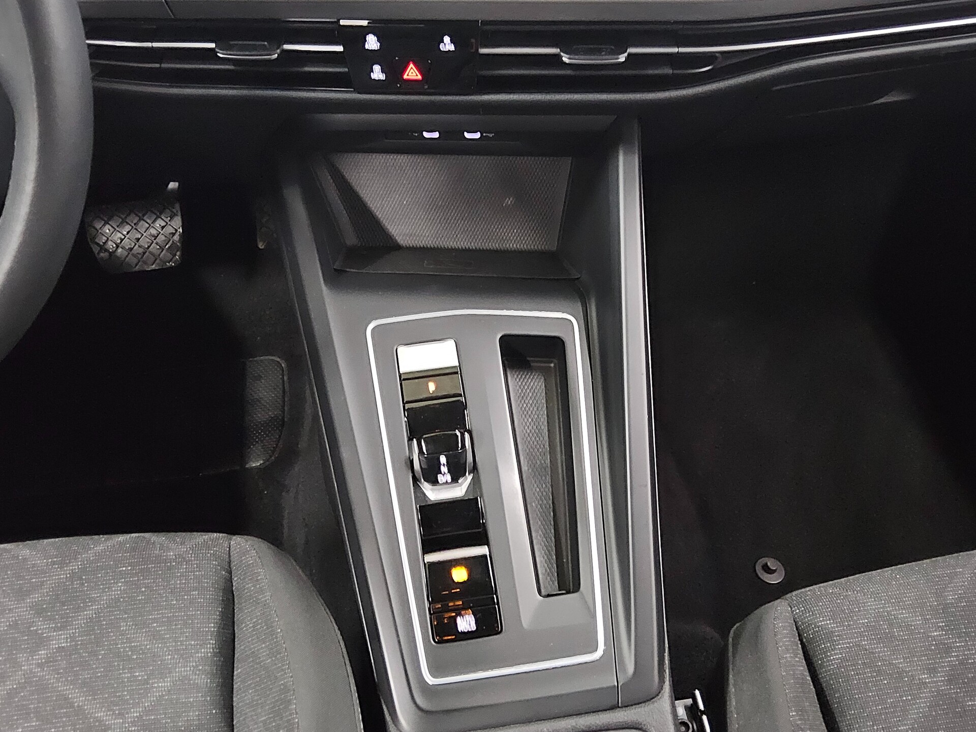 Volkswagen Golf-8 Var. 2.0 TDI Life Navi LED DC AHK ACC Shz 6