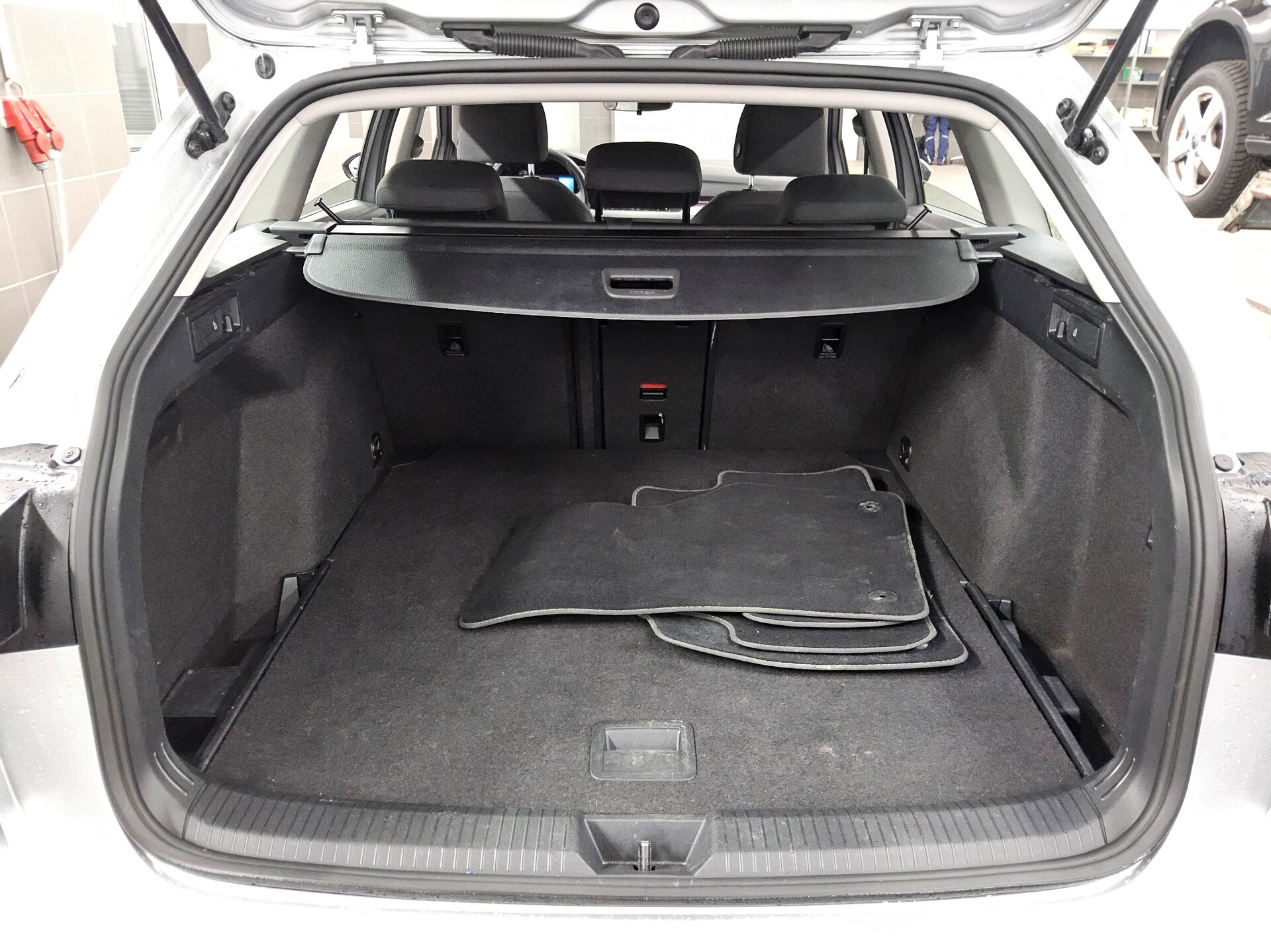 Volkswagen Golf-8 Var. 2.0 TDI Life Navi LED DC AHK ACC Shz 12