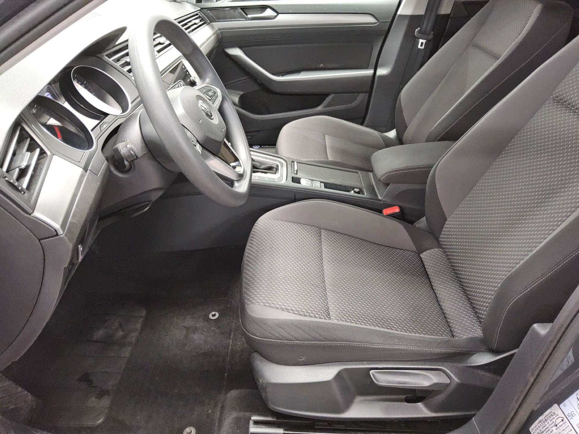 Volkswagen Passat Var. 1.6 TDI Navi LED ACC Shz 8