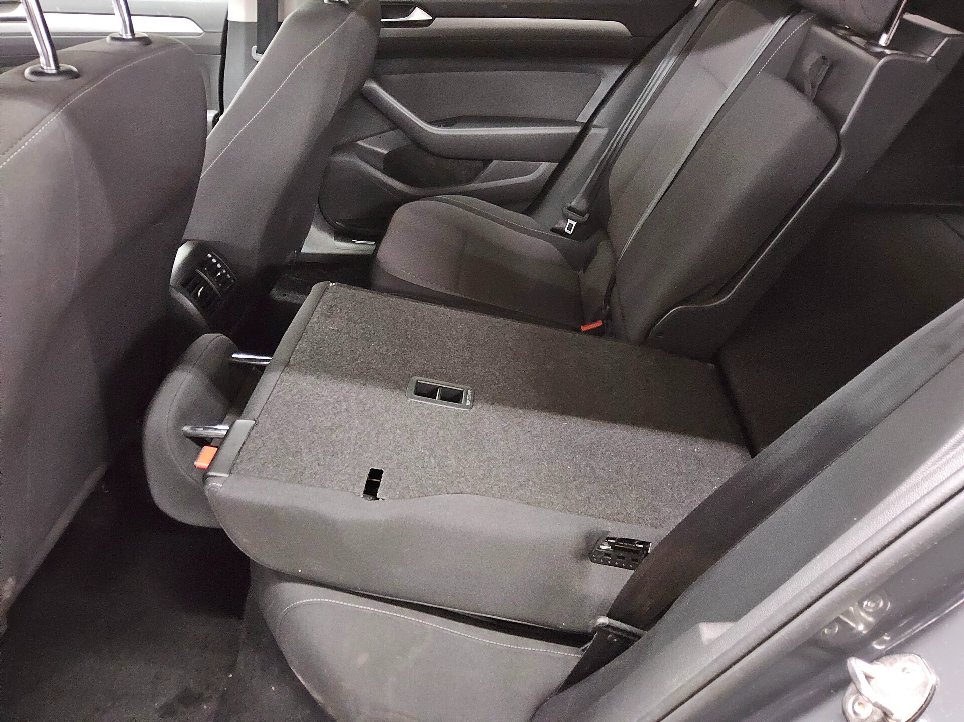 Volkswagen Passat Var. 1.6 TDI Navi LED ACC Shz 12