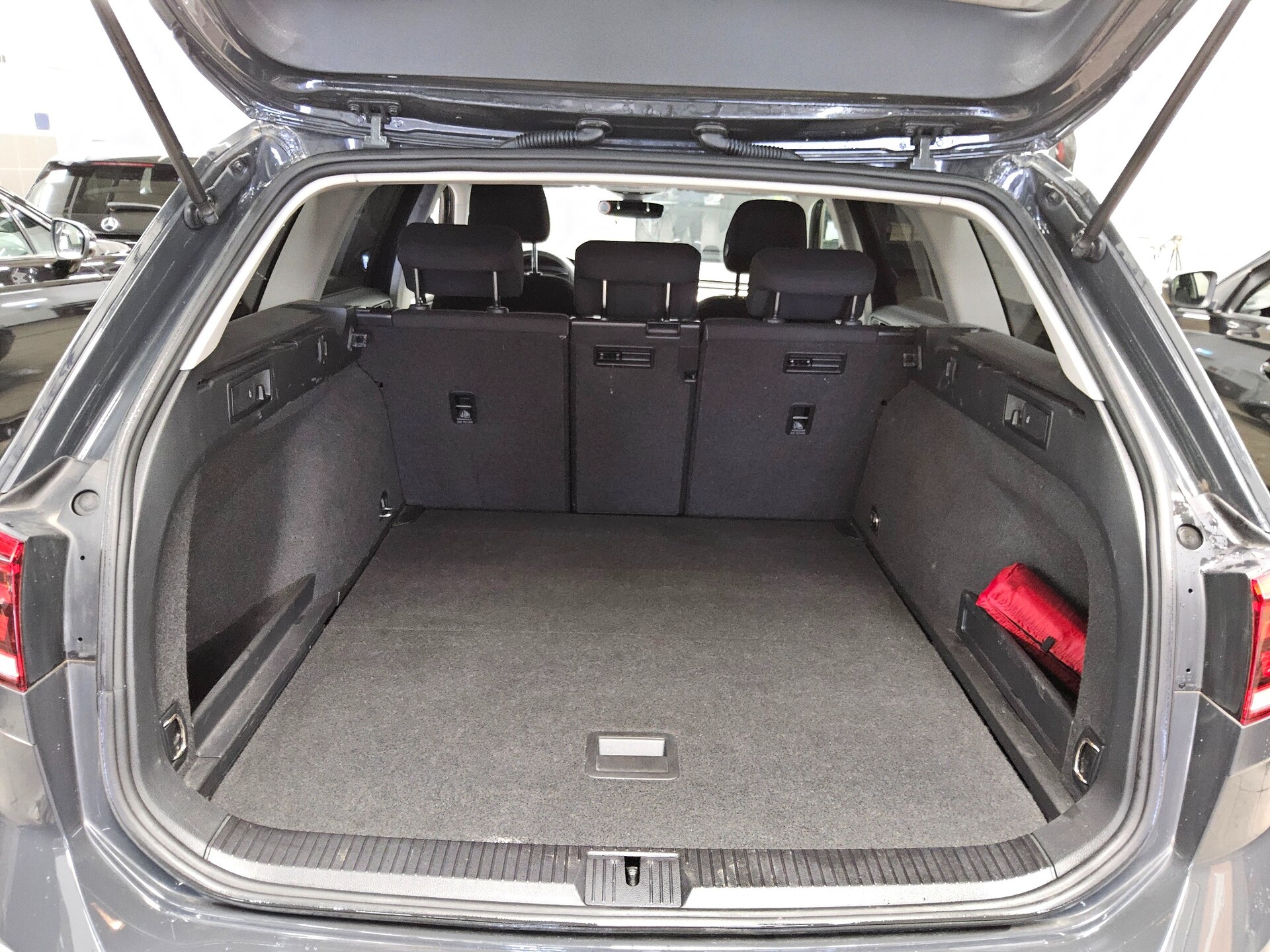 Volkswagen Passat Var. 1.6 TDI Navi LED ACC Shz 11