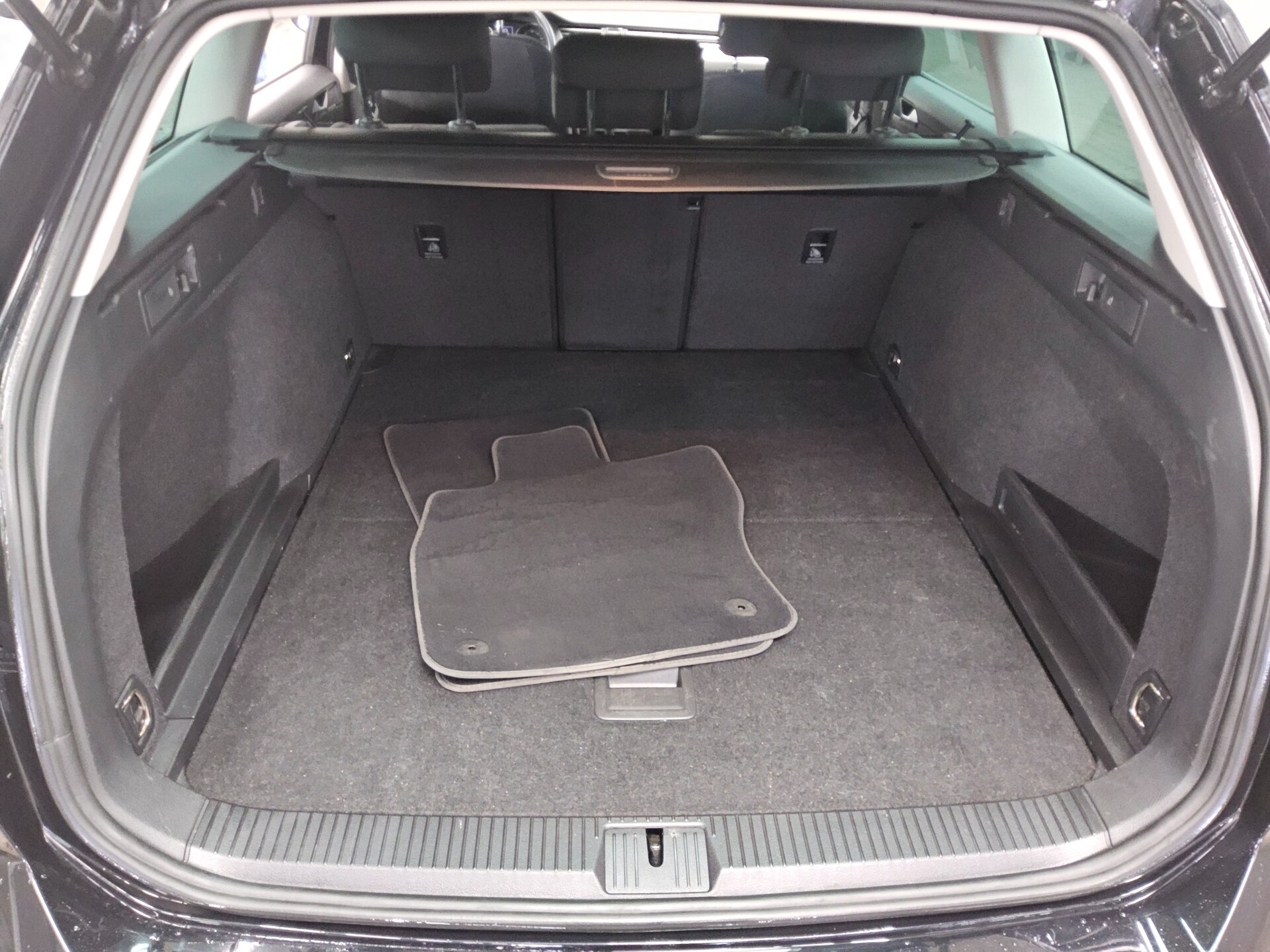 Volkswagen Passat Var. 2.0 TDI Navi LED ACC RfK PDC Shz 11