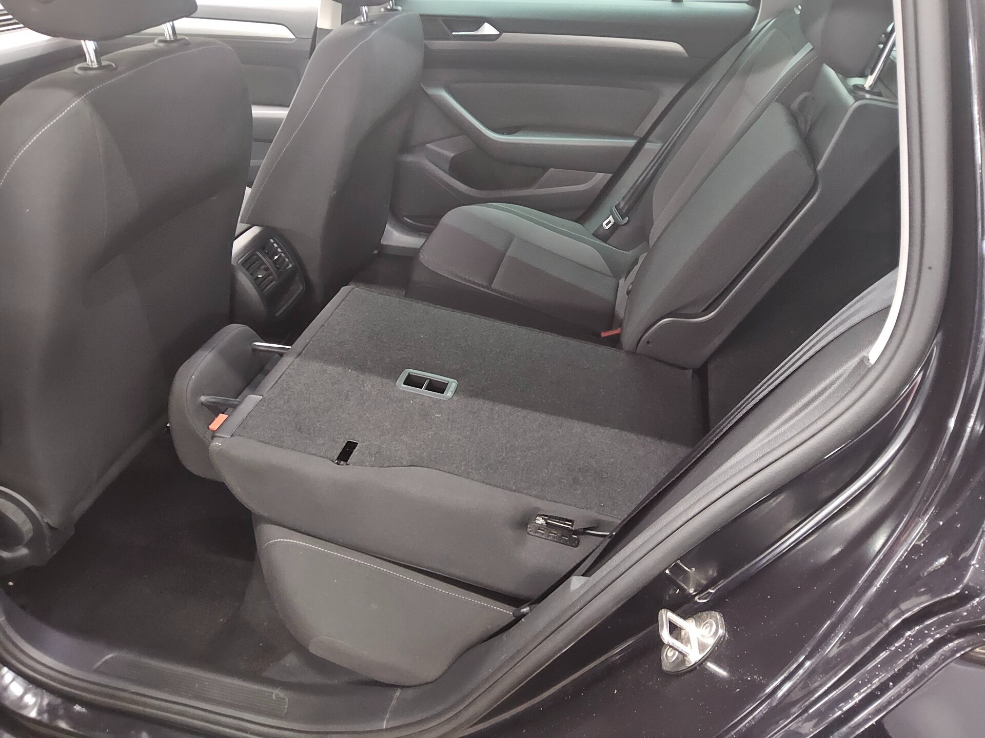 Volkswagen Passat Var. 2.0 TDI Navi LED ACC RfK PDC Shz 13