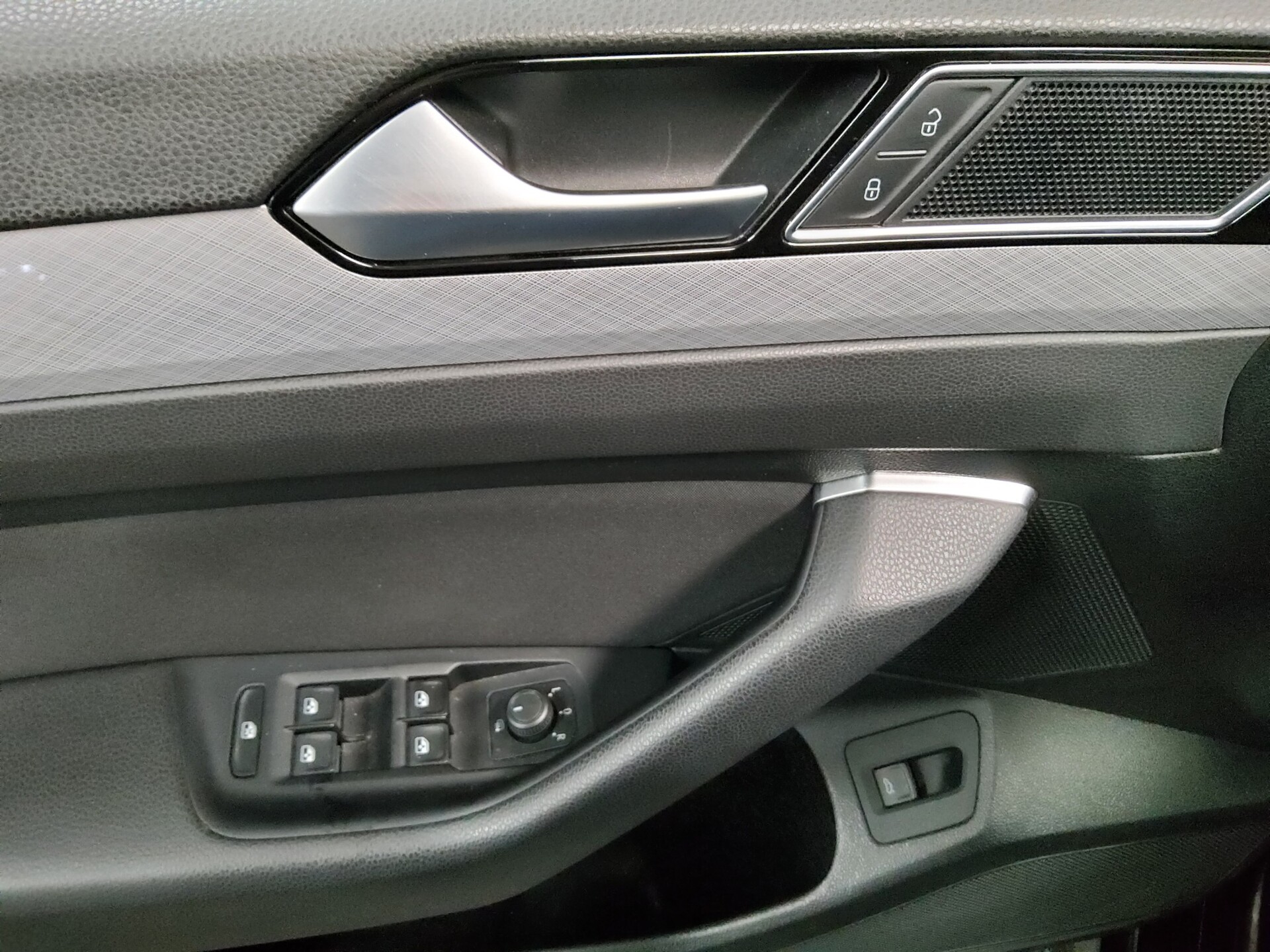 Volkswagen Passat Var. 2.0 TDI Business Navi LED AHK RfK 9