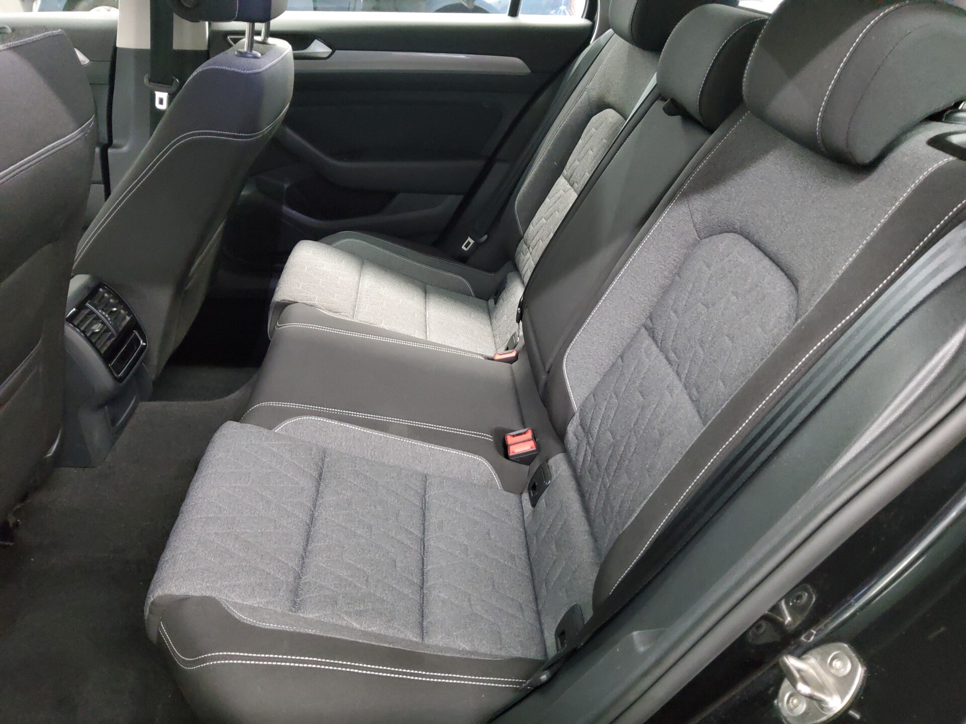 Volkswagen Passat Var. 2.0 TDI Business Navi LED AHK RfK 13