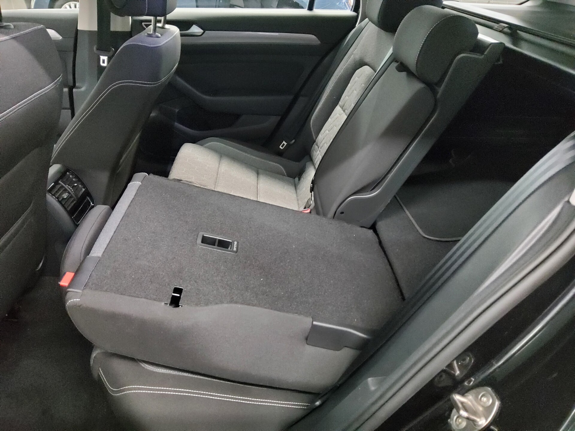 Volkswagen Passat Var. 2.0 TDI Business Navi LED AHK RfK 12