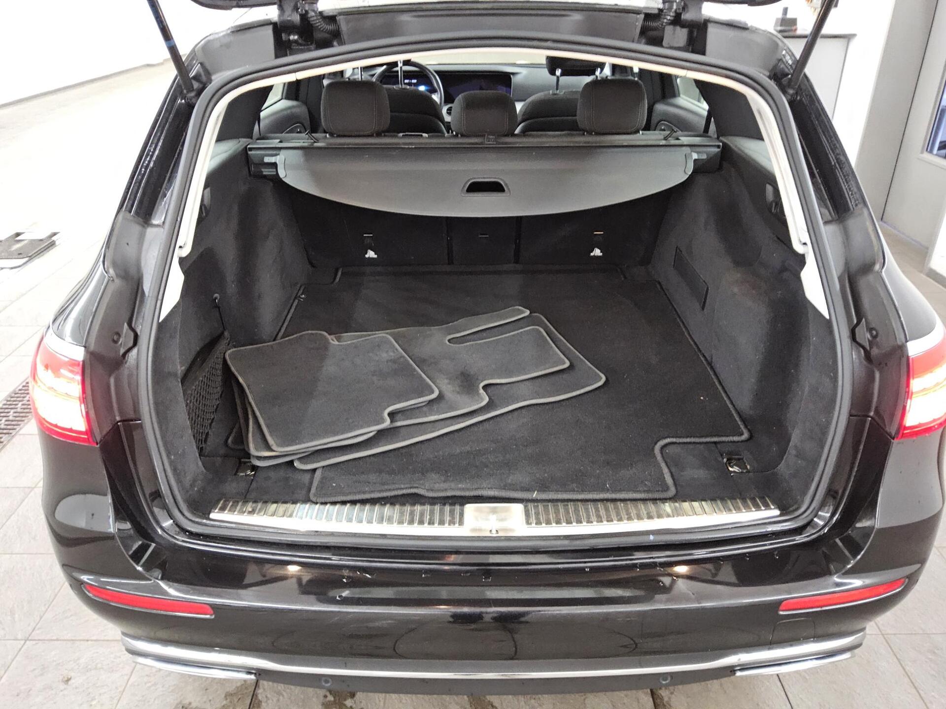 Mercedes-Benz E 220 T d Avantgarde Navi Widescreen Pano RFK 12