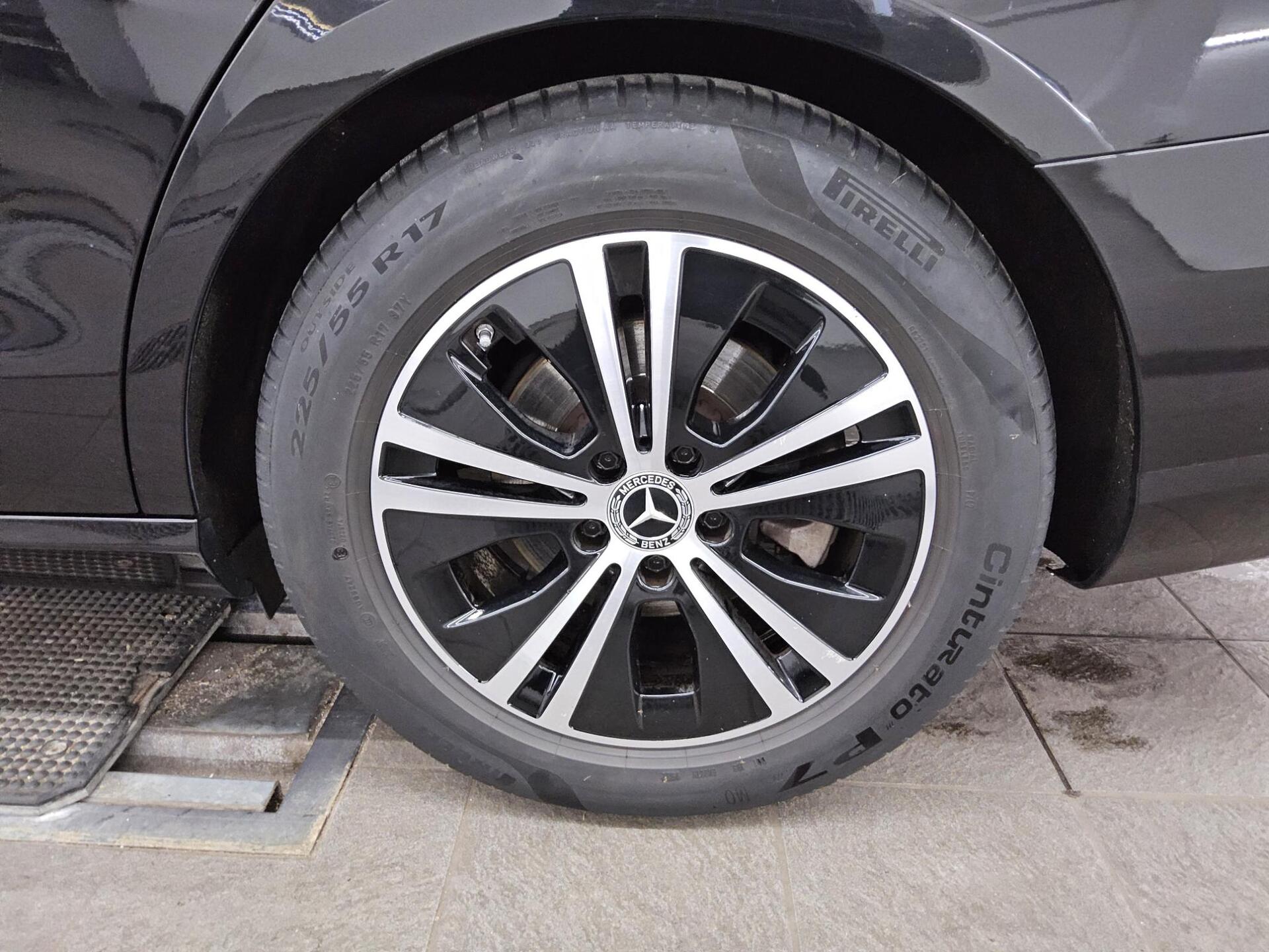 Mercedes-Benz E 220 T d Avantgarde Navi Widescreen Pano RFK 11