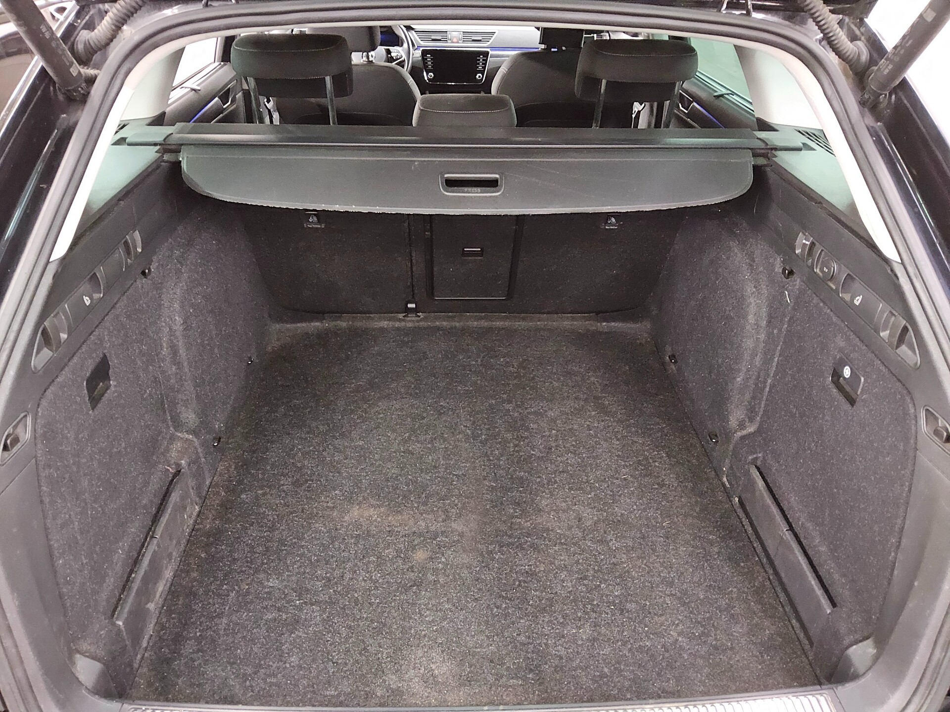 Skoda Superb Kombi 2.0 TDI Style Navi LED AID ACC Shz 12