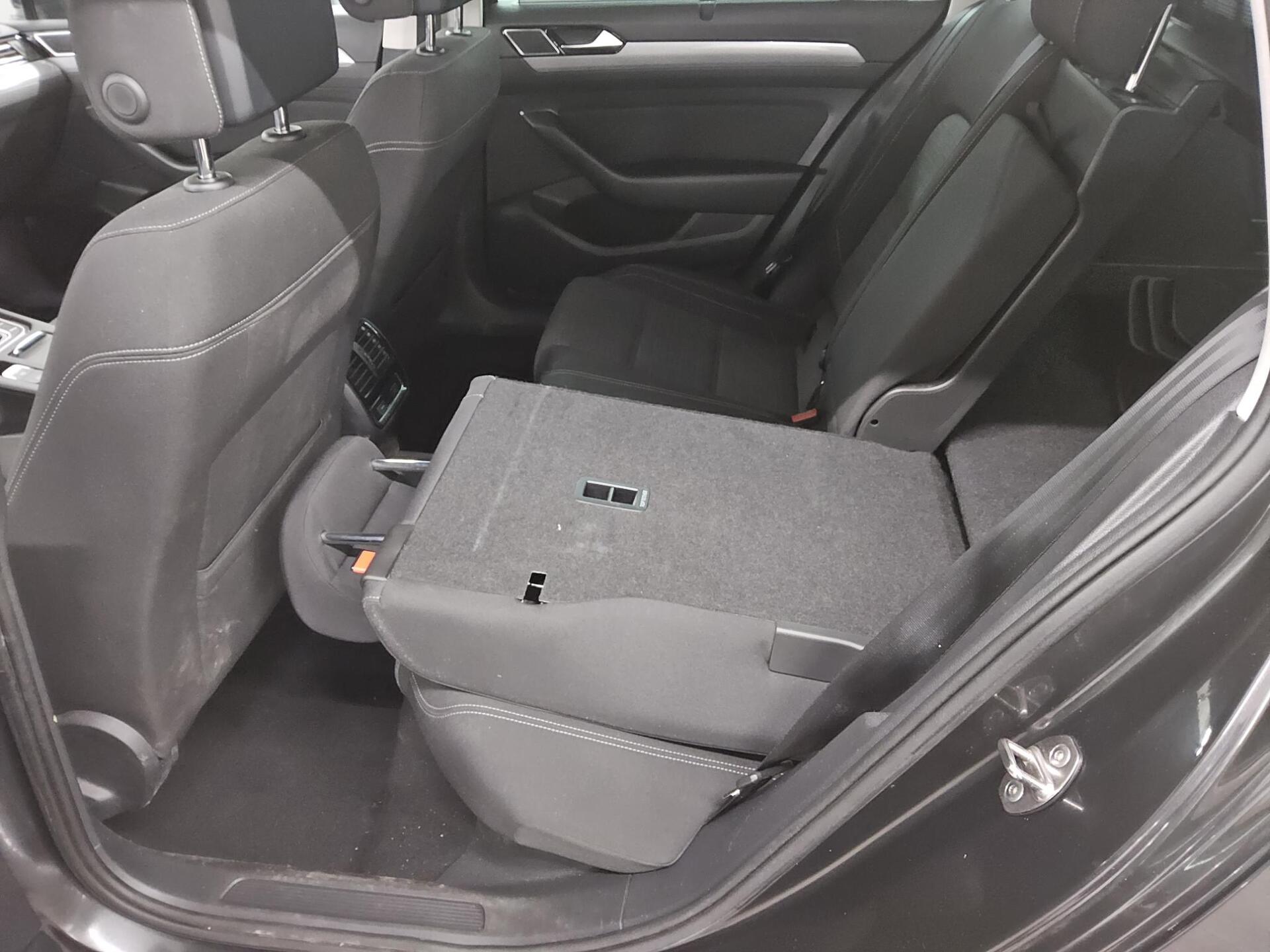 Volkswagen Passat Var. 2.0 TDI Business Navi LED Shz AHK 12