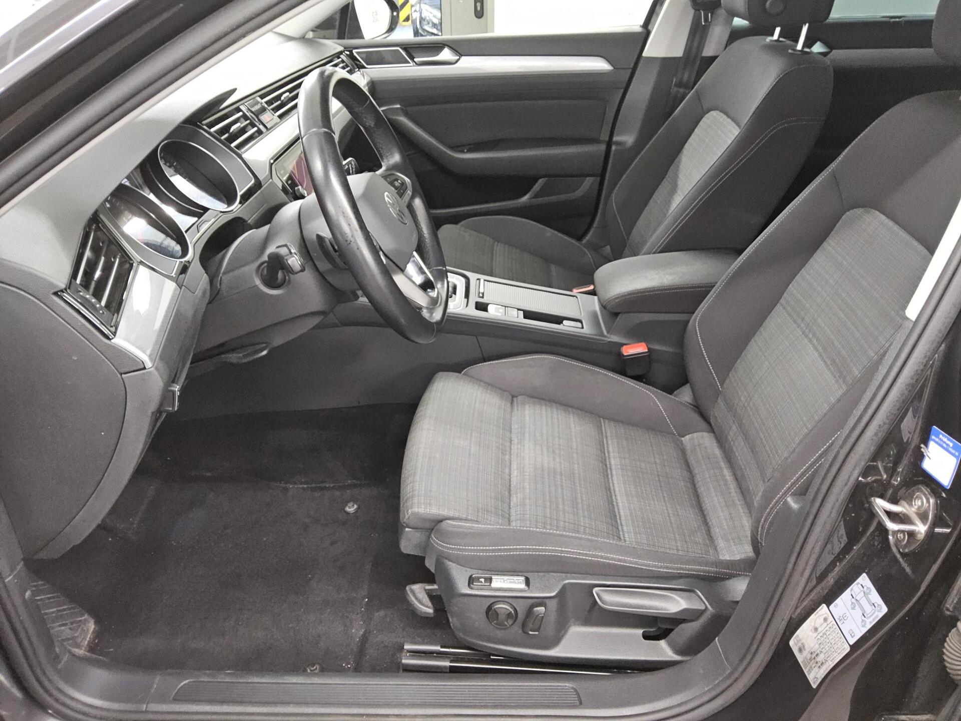 Volkswagen Passat Var. 2.0 TDI Business Navi LED Shz AHK 8