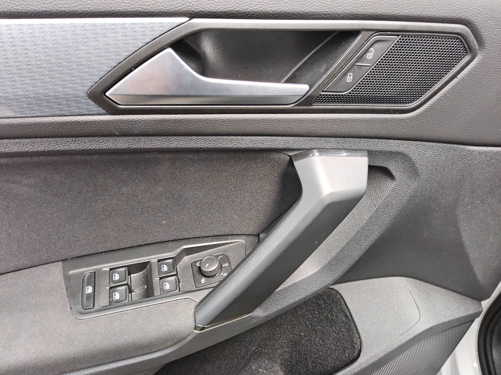 Volkswagen Tiguan 2.0 TDI Life Navi LED Pano AHK ACC PDC 9