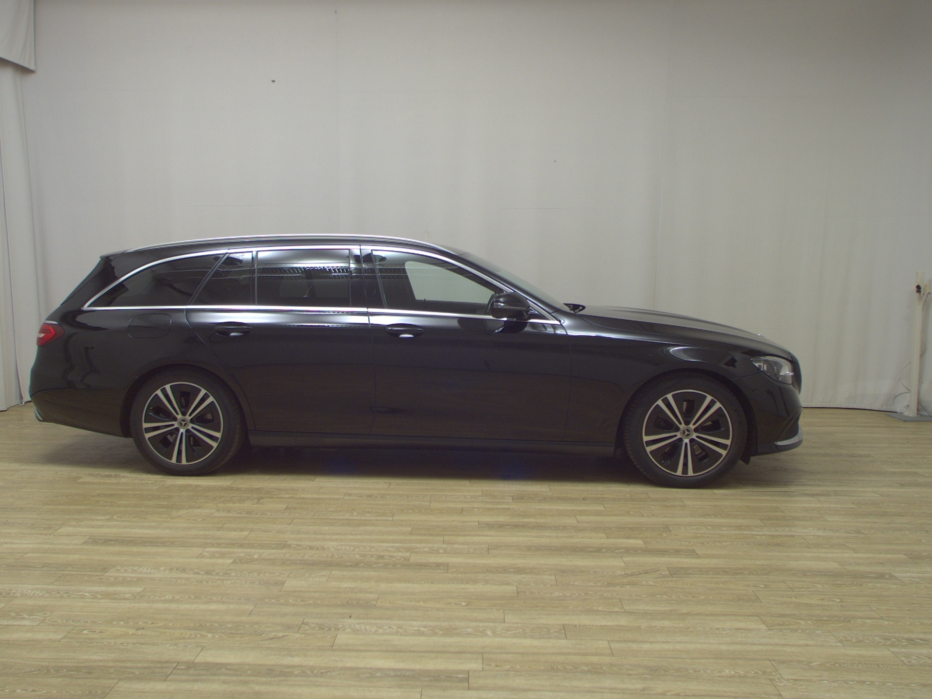 Mercedes-Benz E 220 T d Avantgarde Navi MB-LED HuD AHK RFK