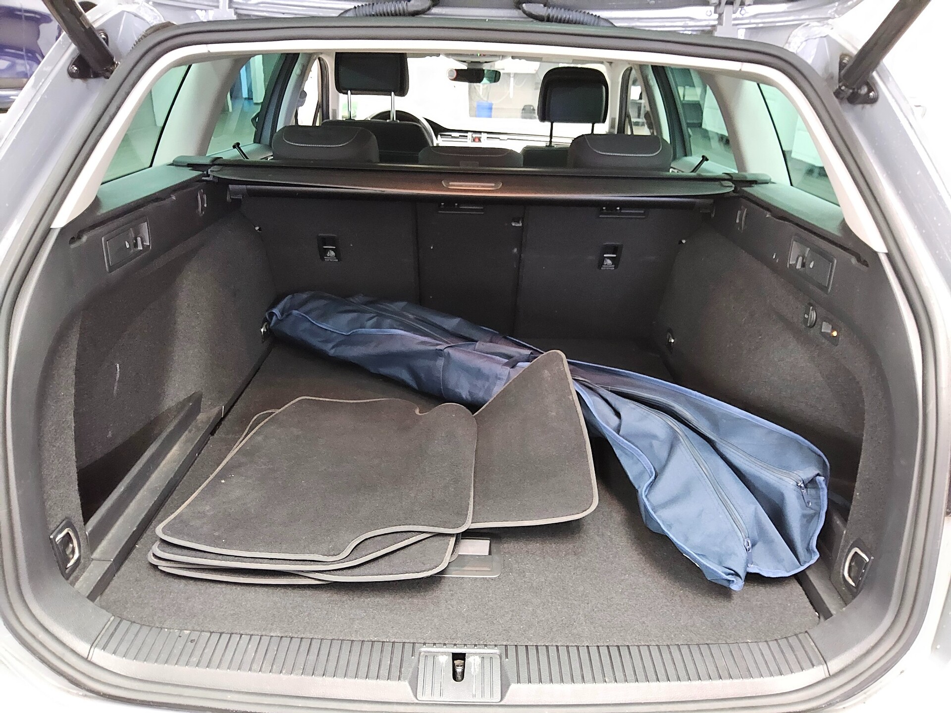 Volkswagen Passat Var. 2.0 TDI Business Navi AID RfK AHK 12