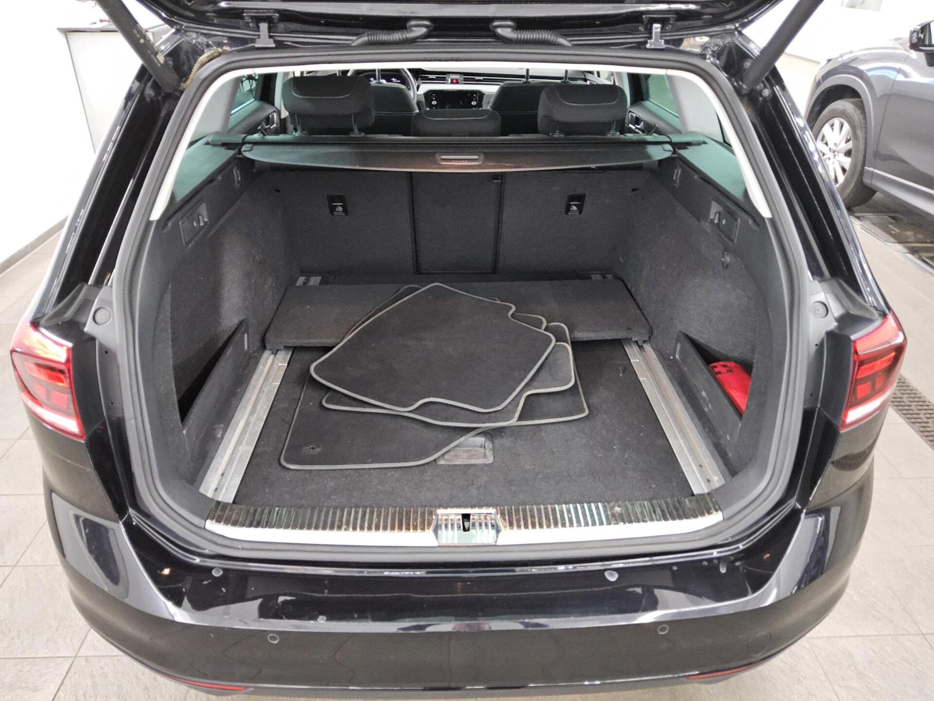 Volkswagen Passat Var. 2.0 TDI Business Navi LED AID Pano 13