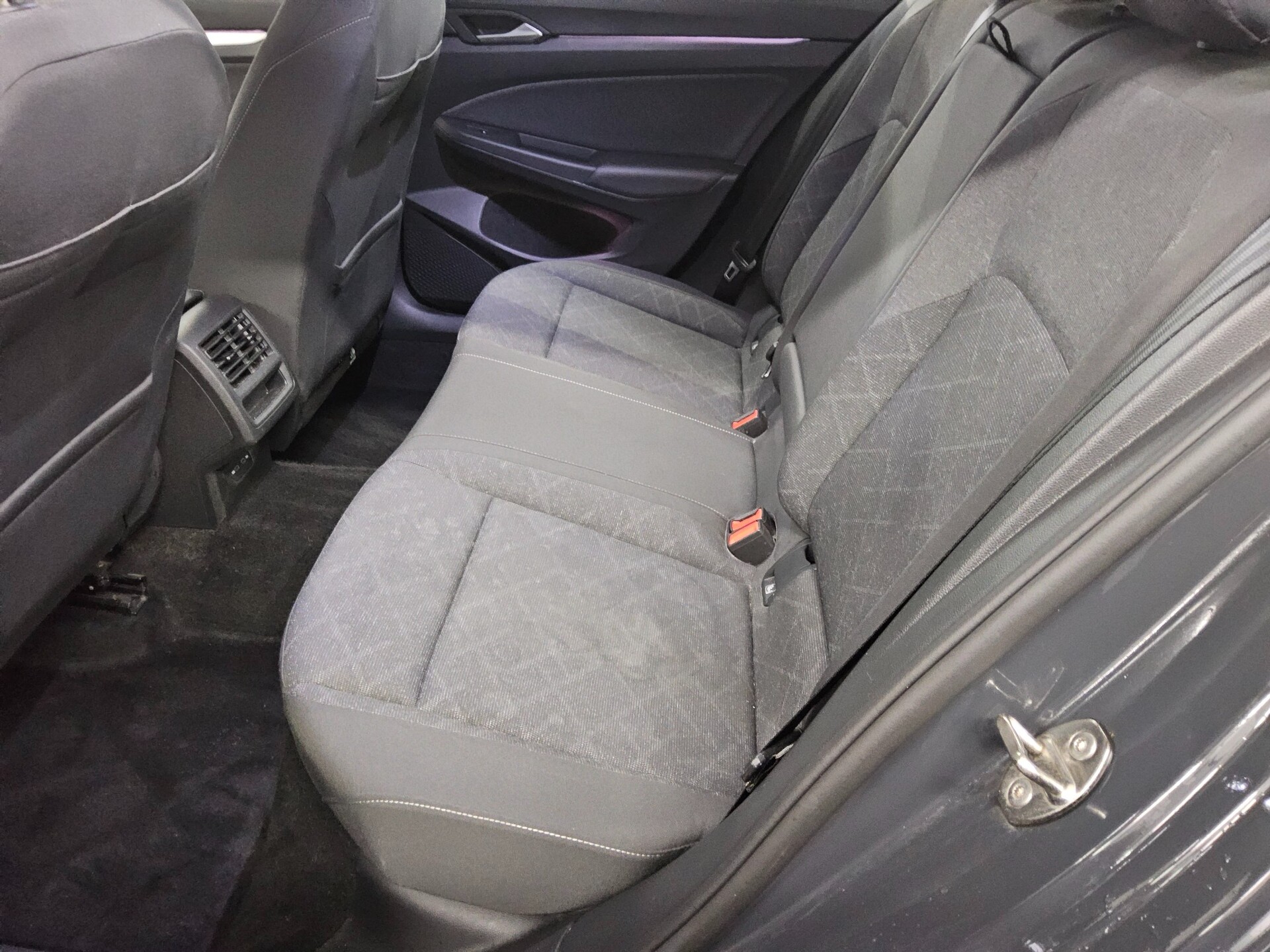 Volkswagen Golf-8 Var. 2.0 TDI Life Navi LED DC ACC PDC Shz 13