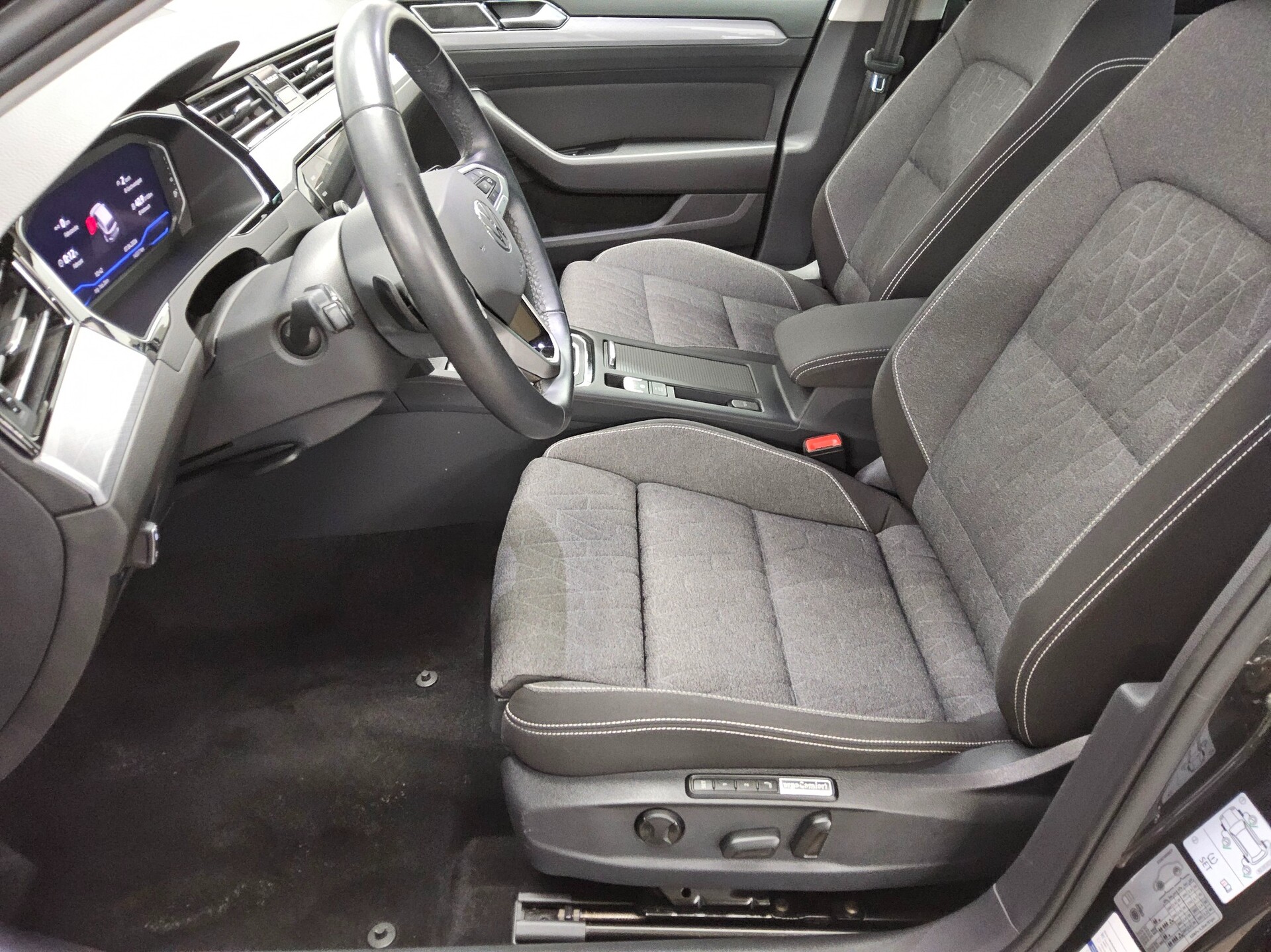 Volkswagen Passat Var. 2.0 TDI Business Navi LED AID RfK 9