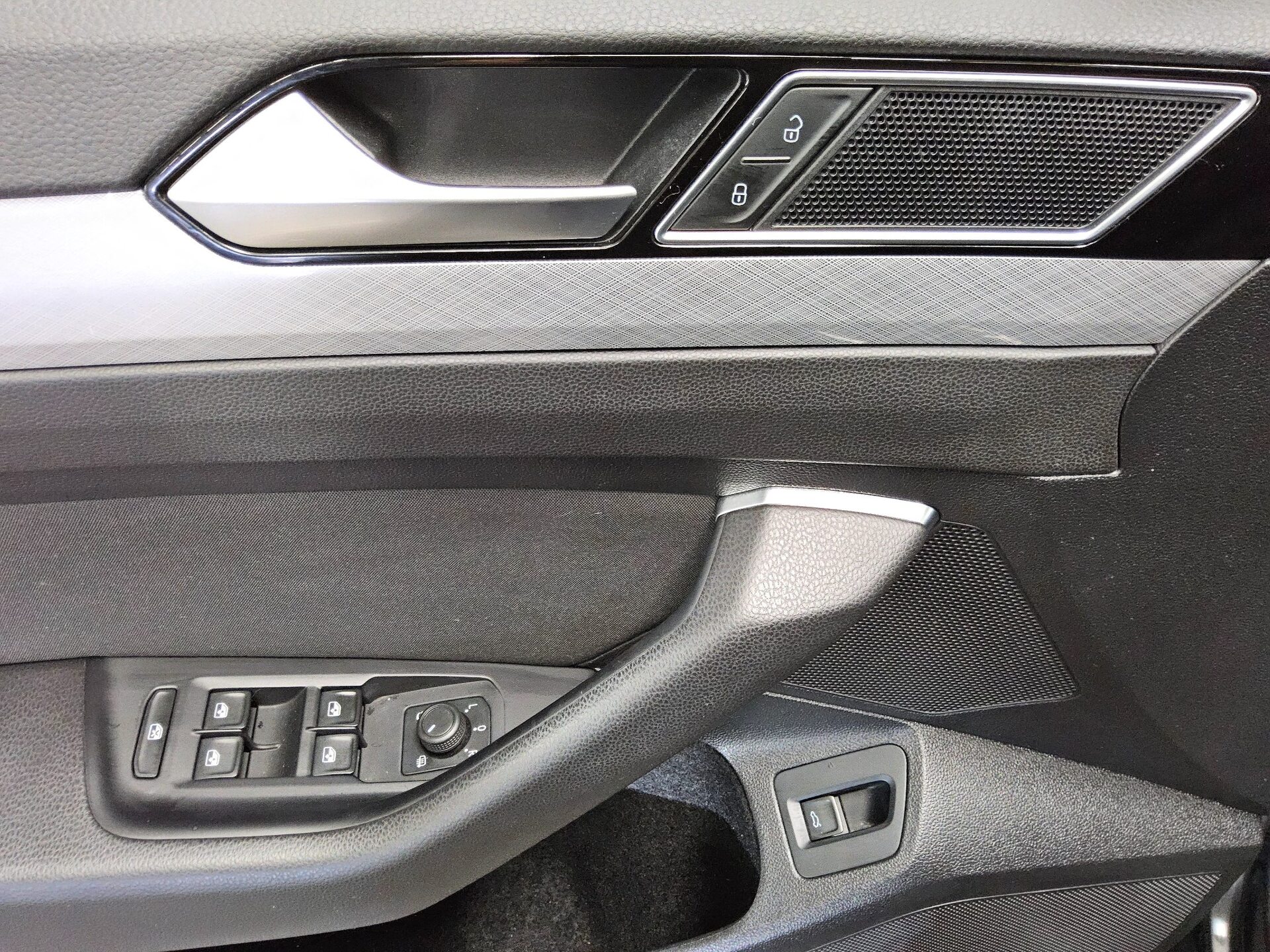 Volkswagen Passat Var. 2.0 TDI Business Navi LED AID RfK 10